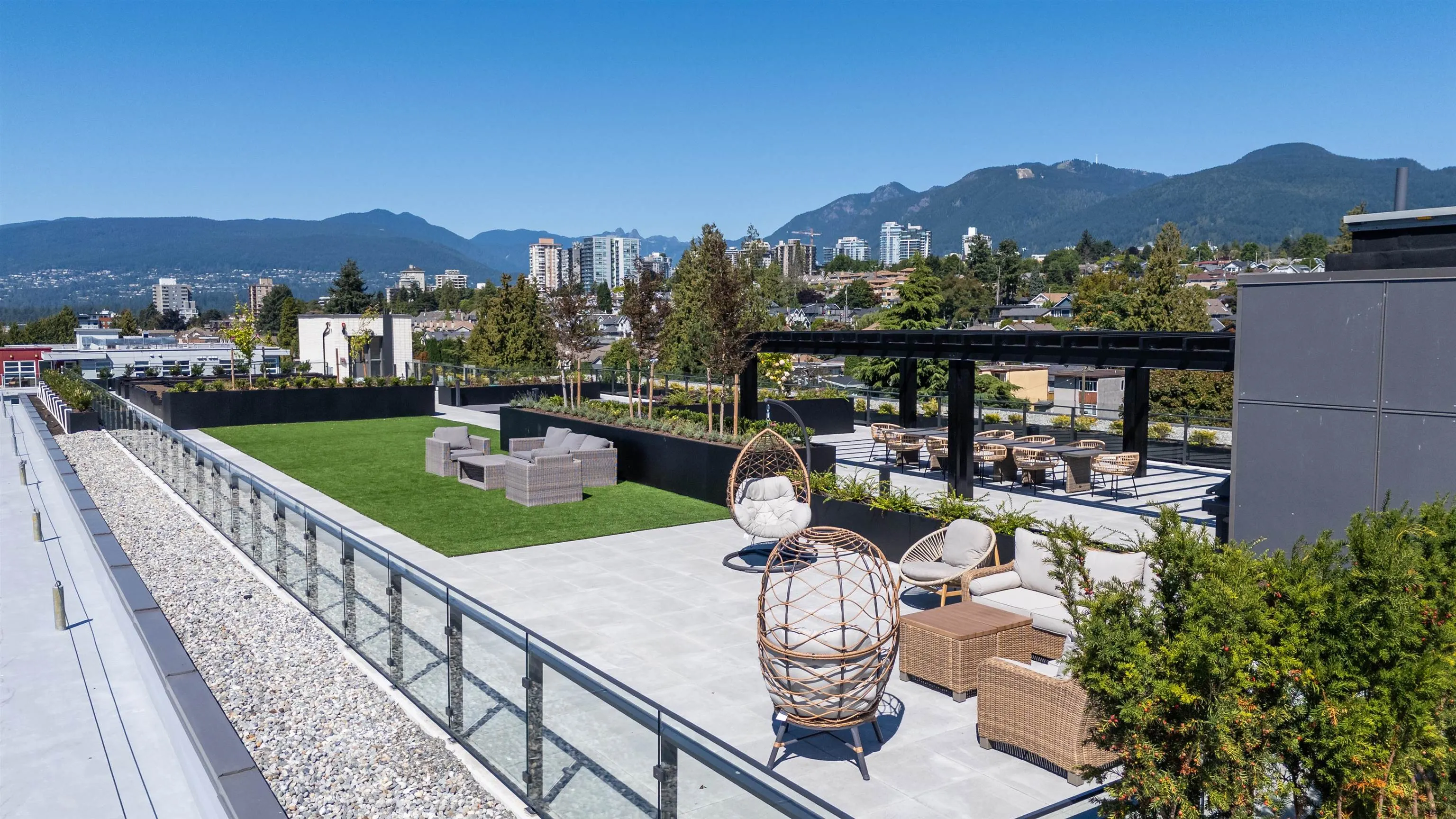 365 422 E 3rd Street