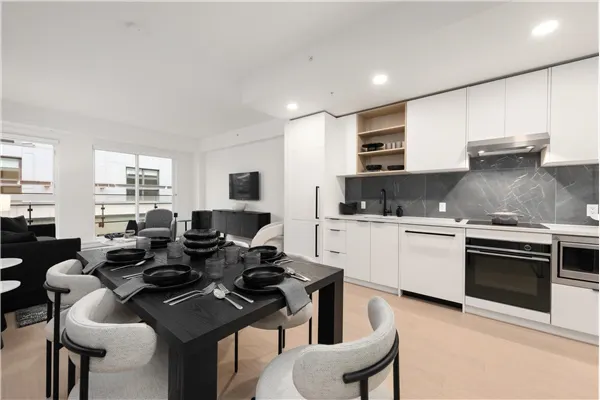 365 422 E 3rd Street