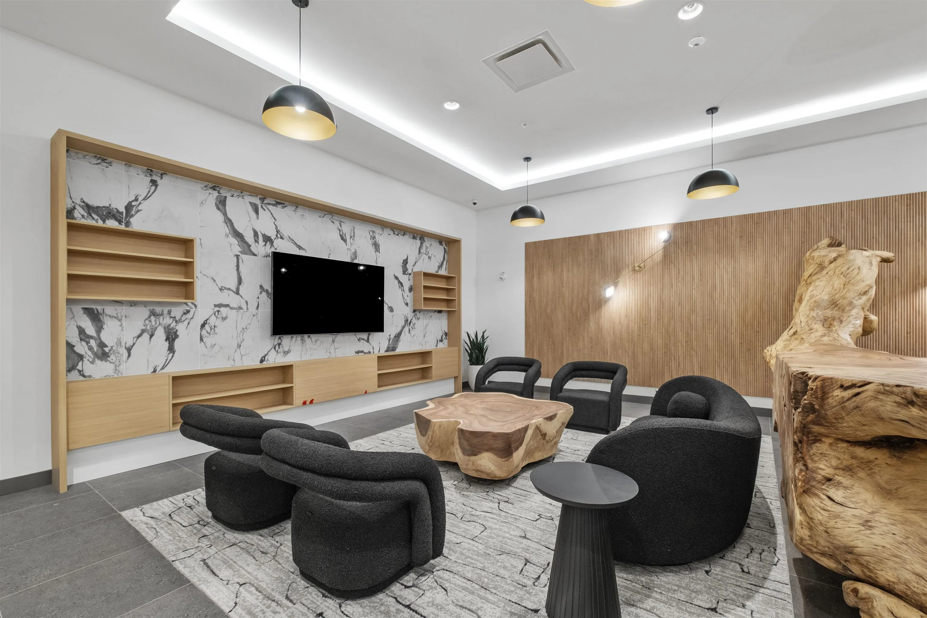 365 422 E 3rd Street