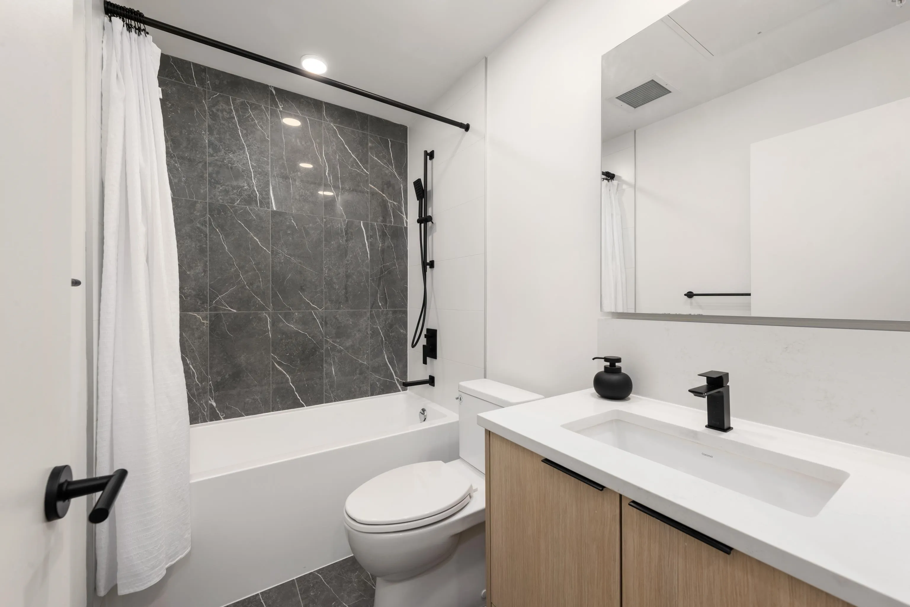 365 422 E 3rd Street