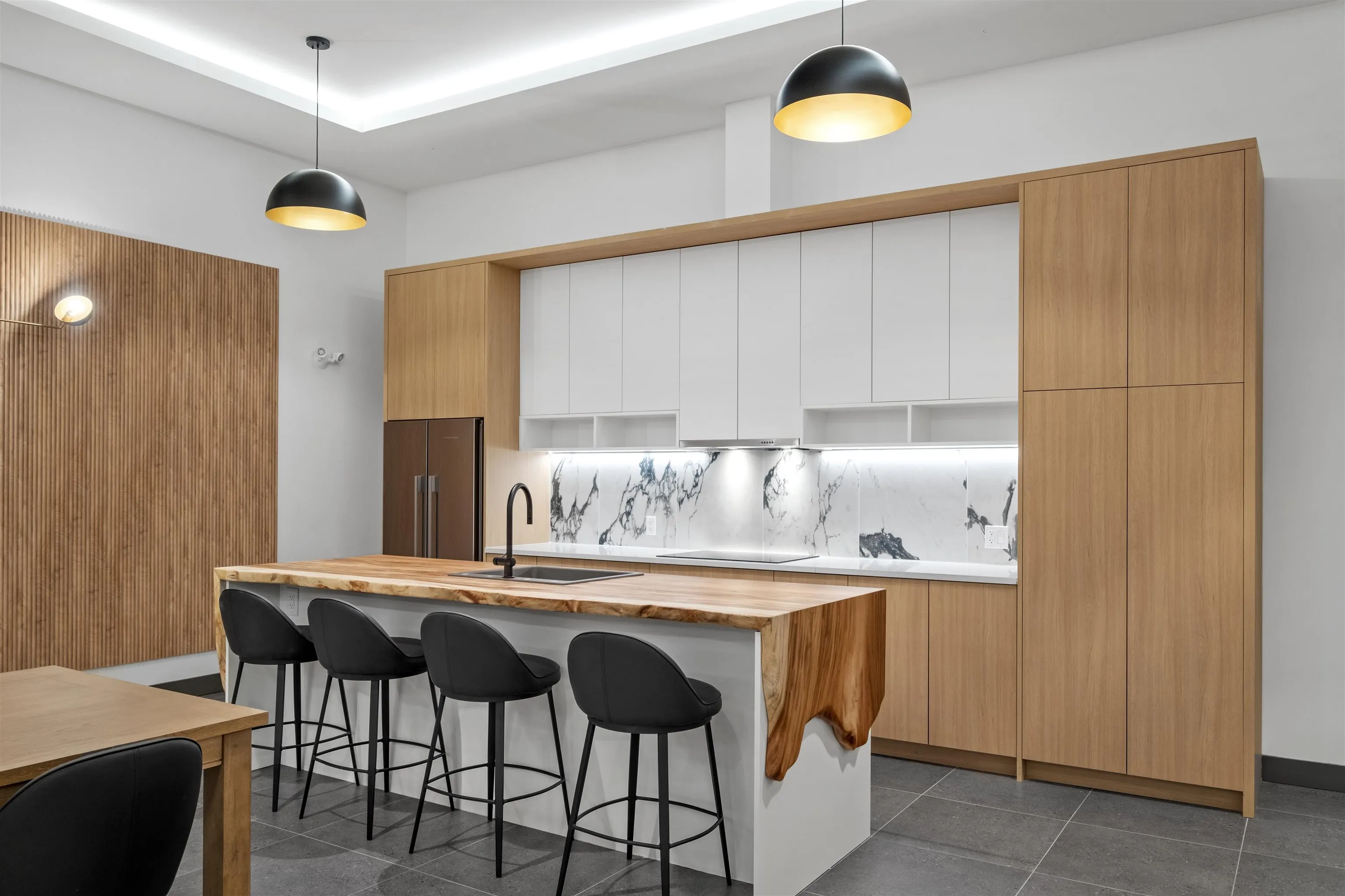 365 422 E 3rd Street