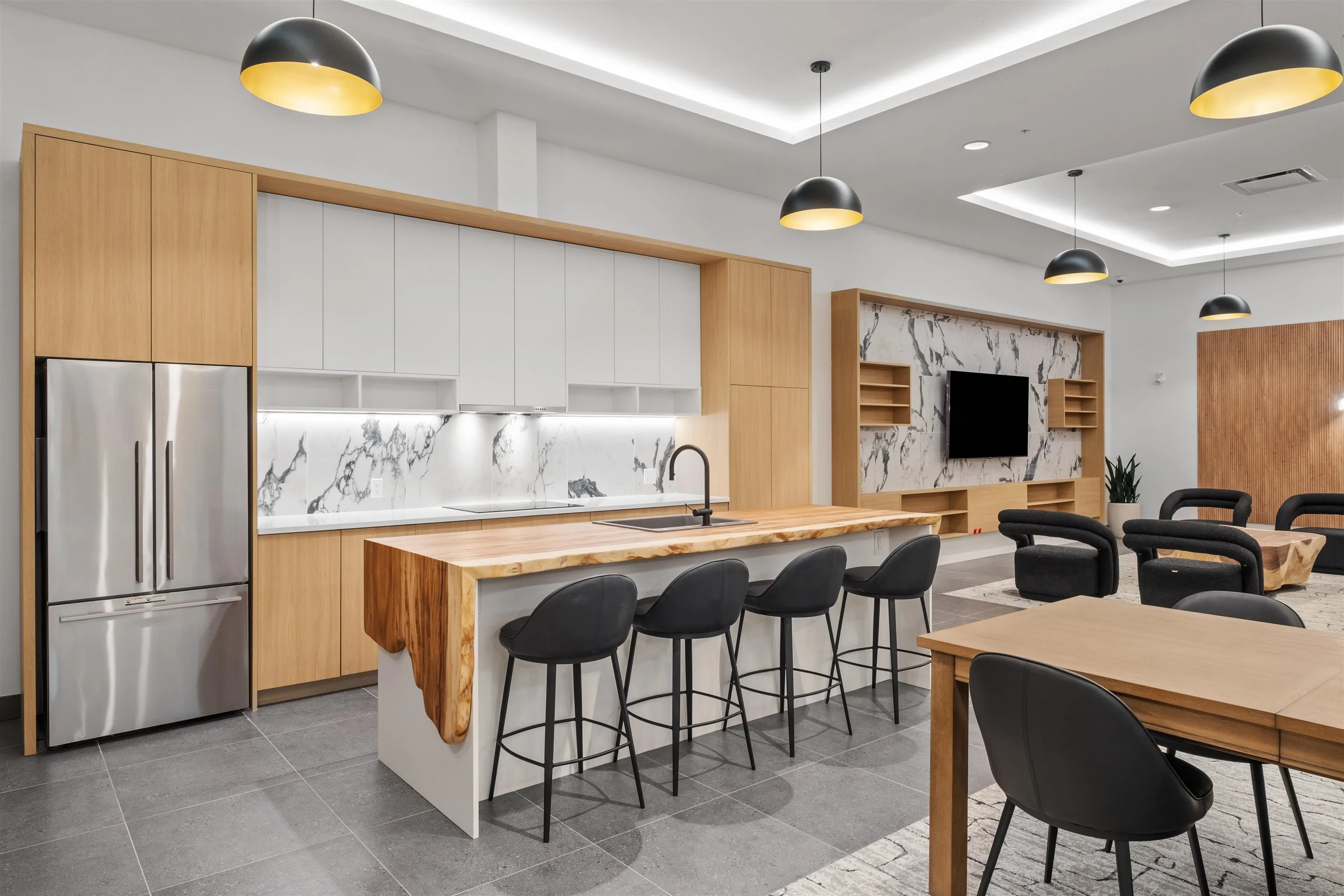 361 422 E 3rd Street