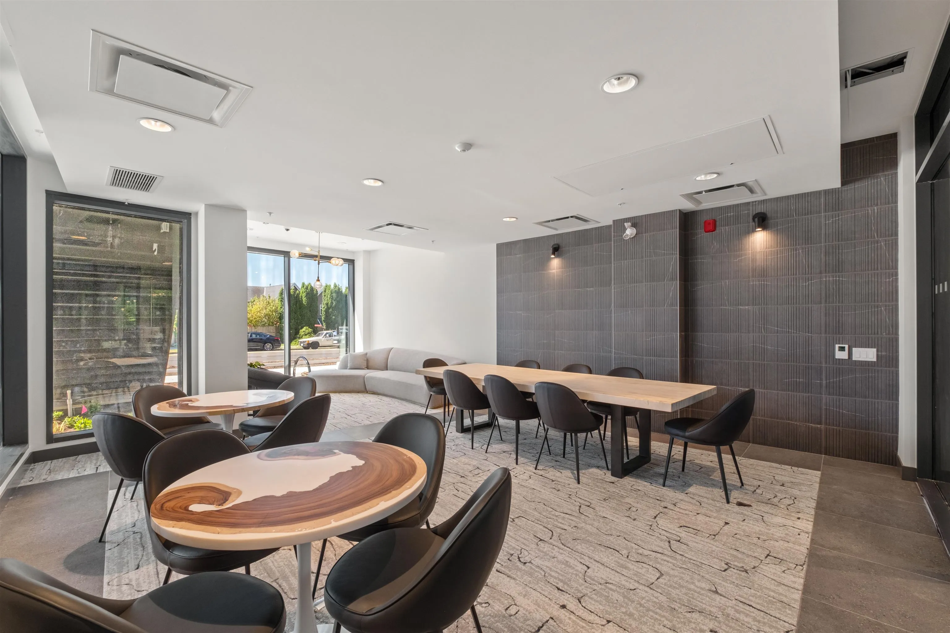 361 422 E 3rd Street