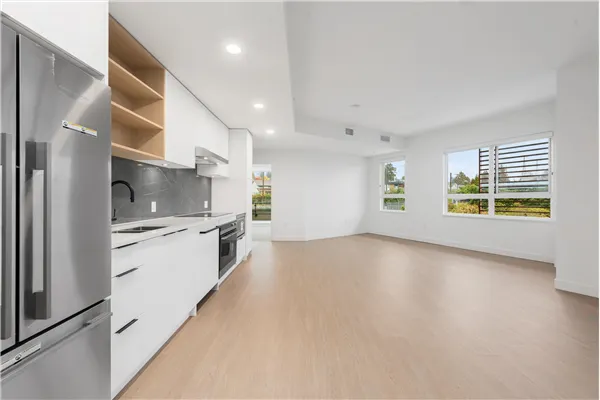 361 422 E 3rd Street