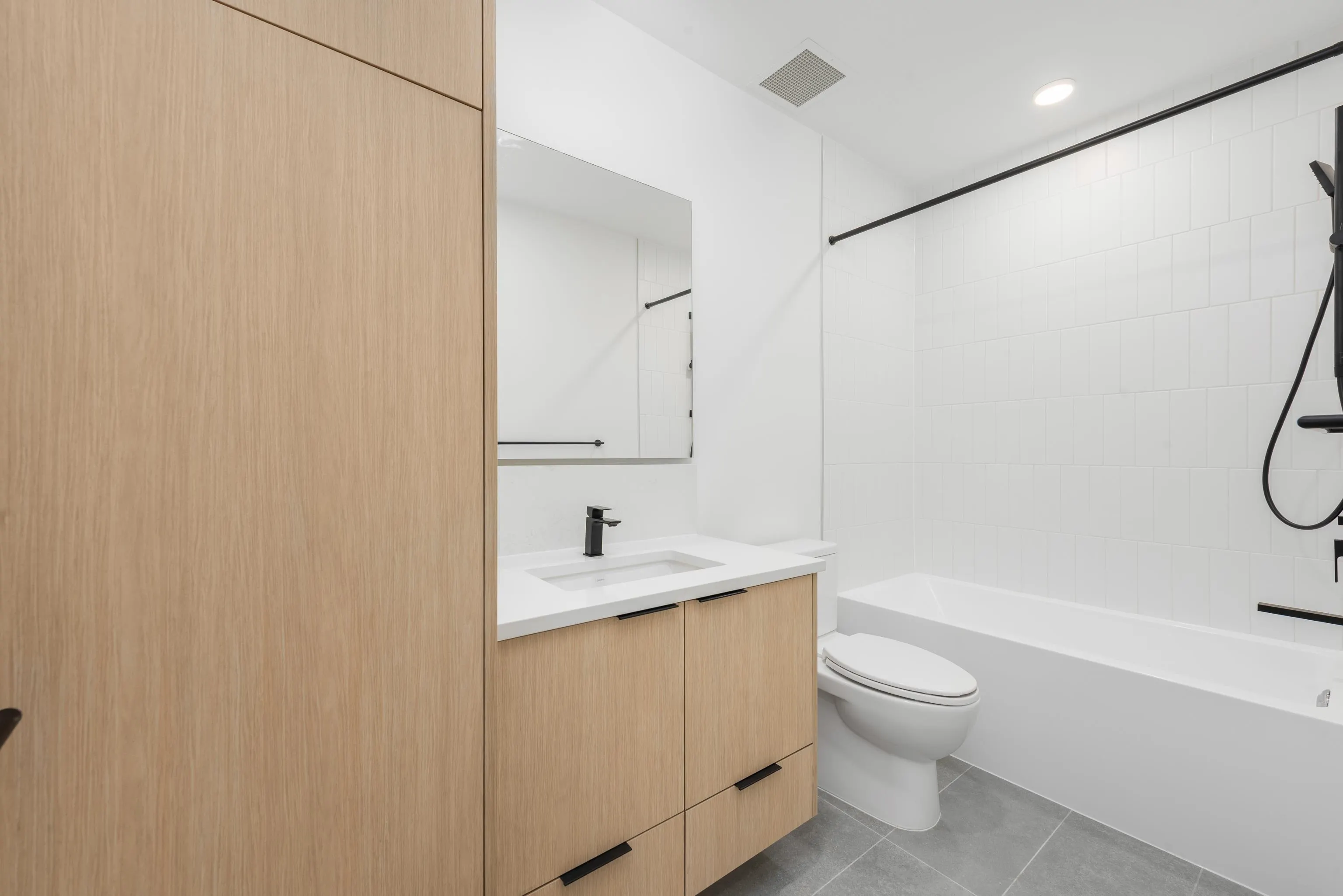 117 422 E 3rd Street