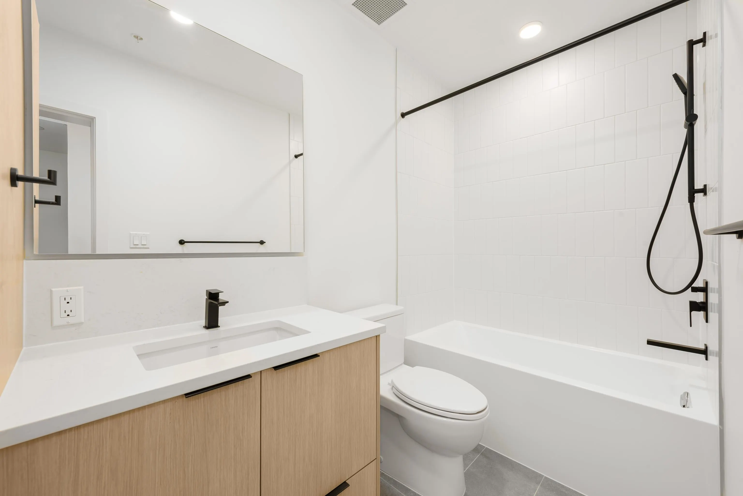 117 422 E 3rd Street