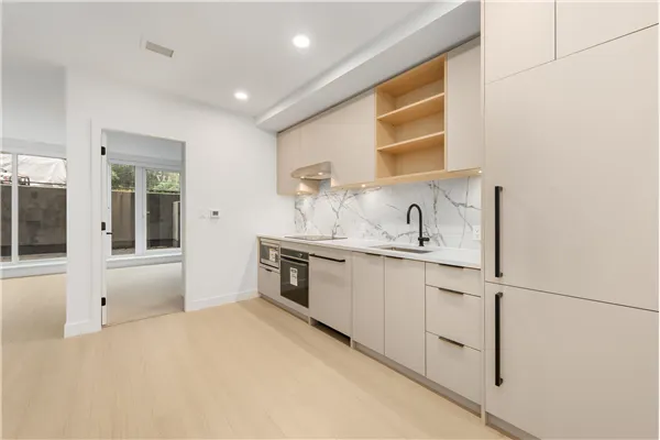 117 422 E 3rd Street