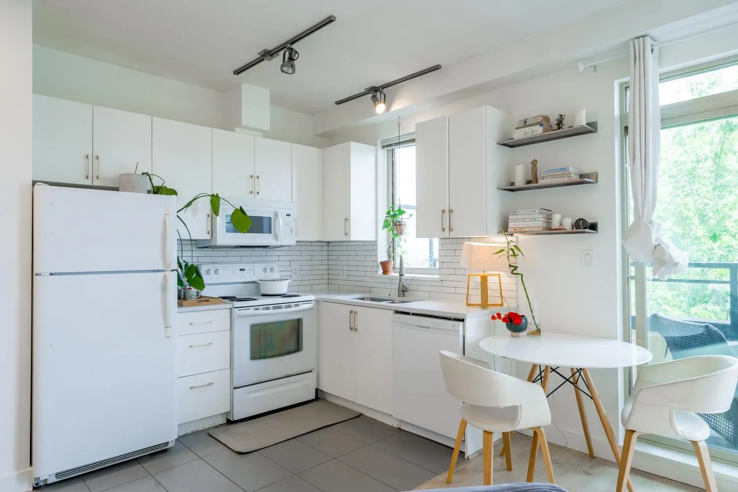 PH1 688 E 17th Avenue