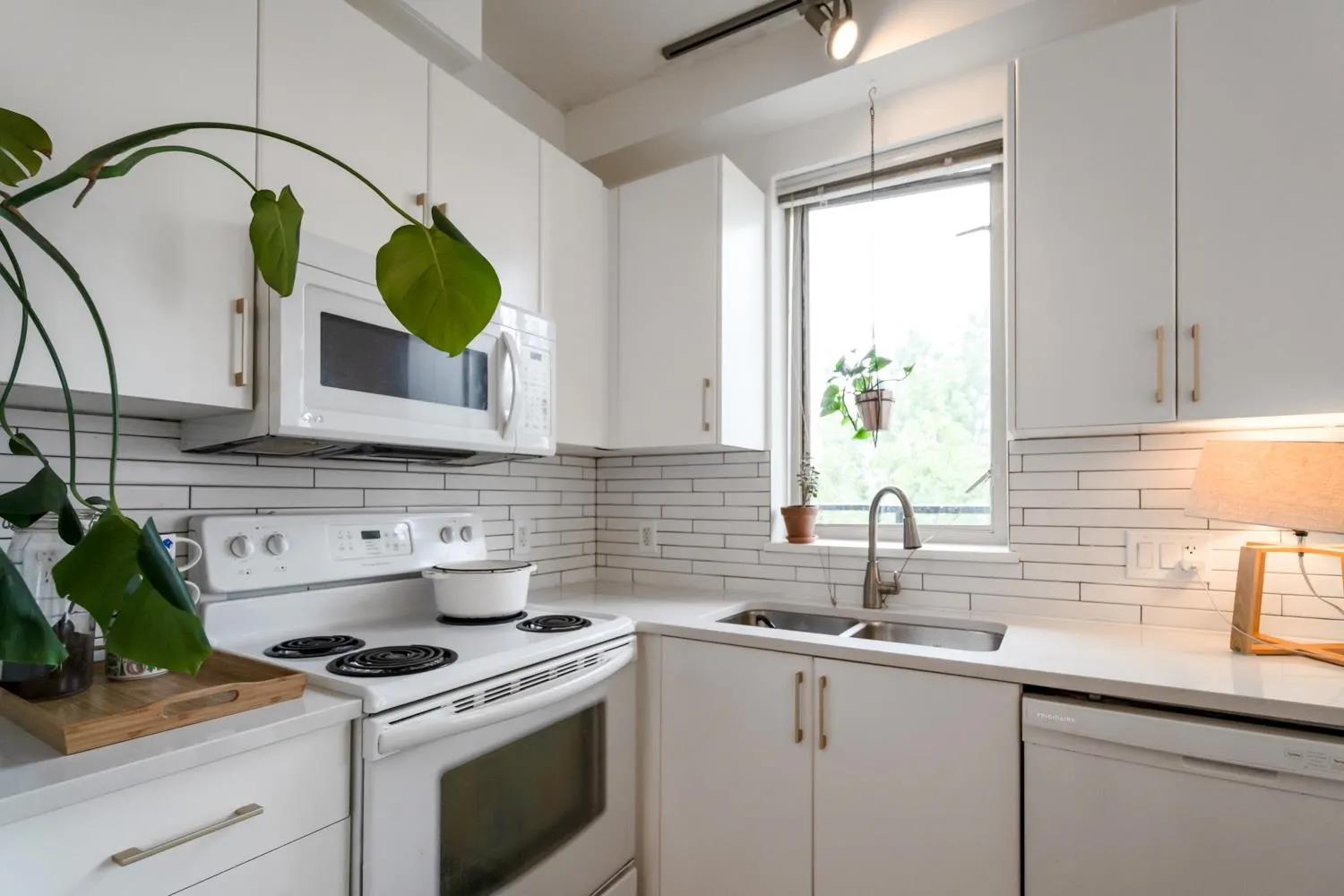 PH1 688 E 17th Avenue