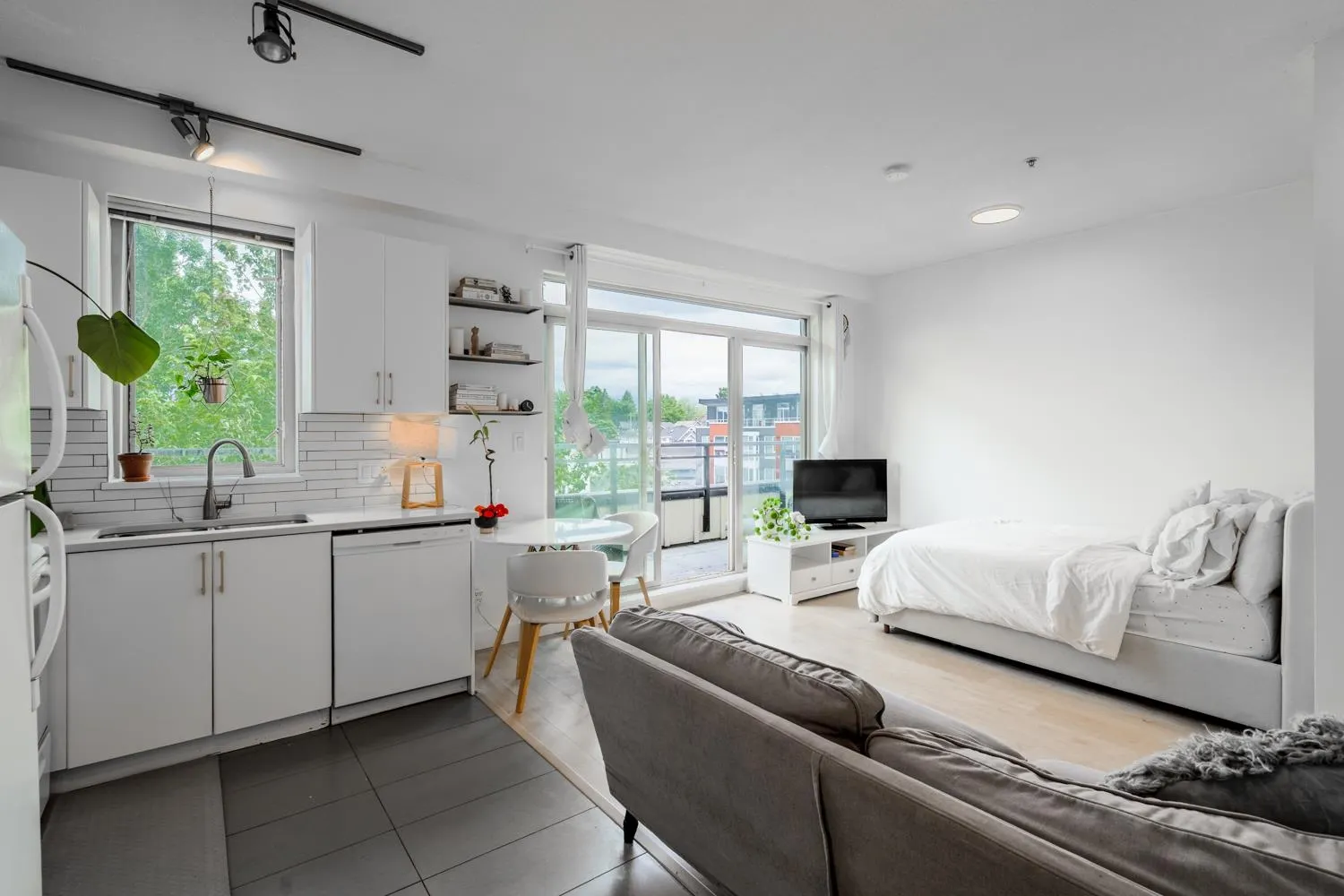 PH1 688 E 17th Avenue