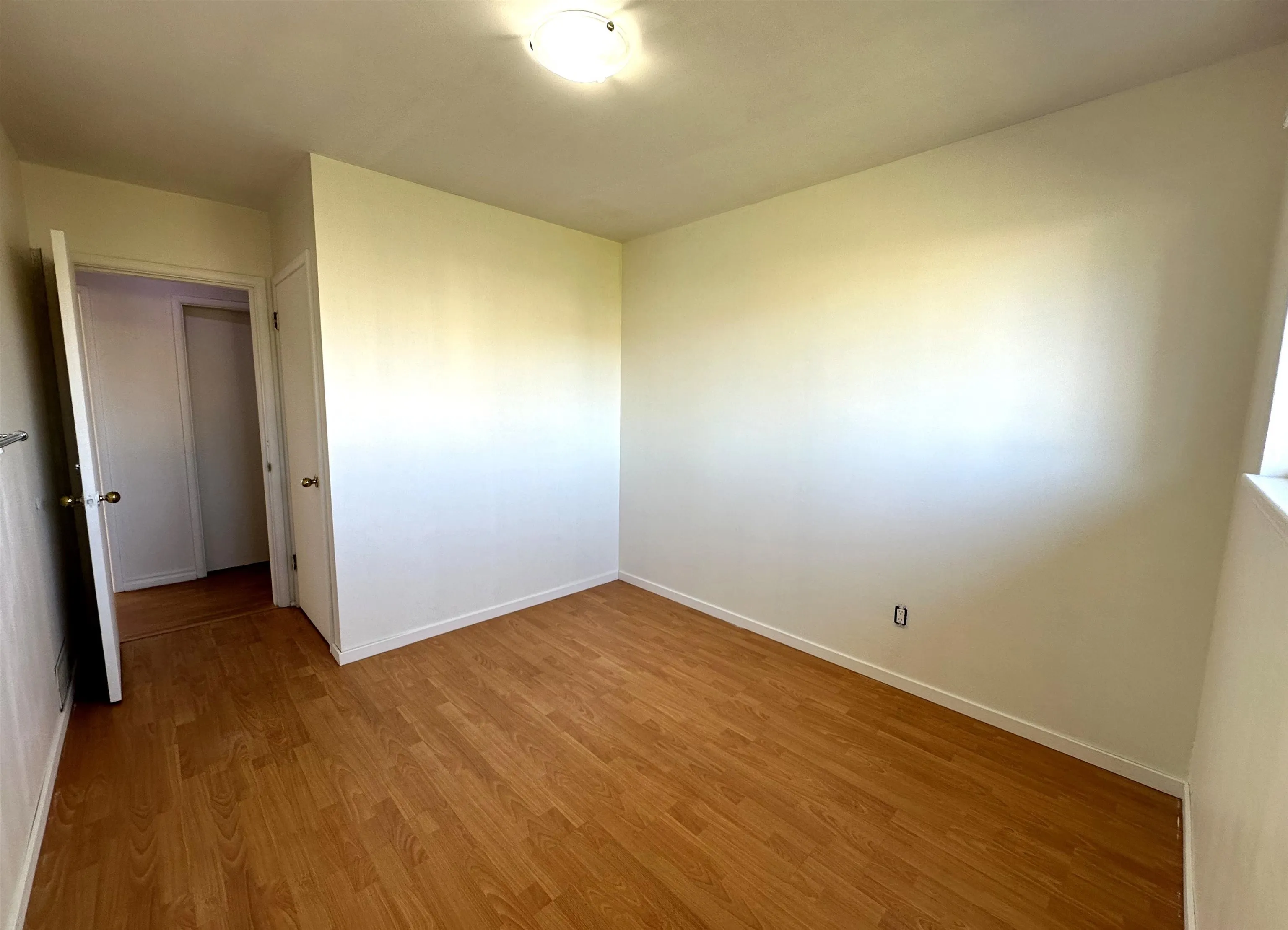 9511 Pinewell Crescent