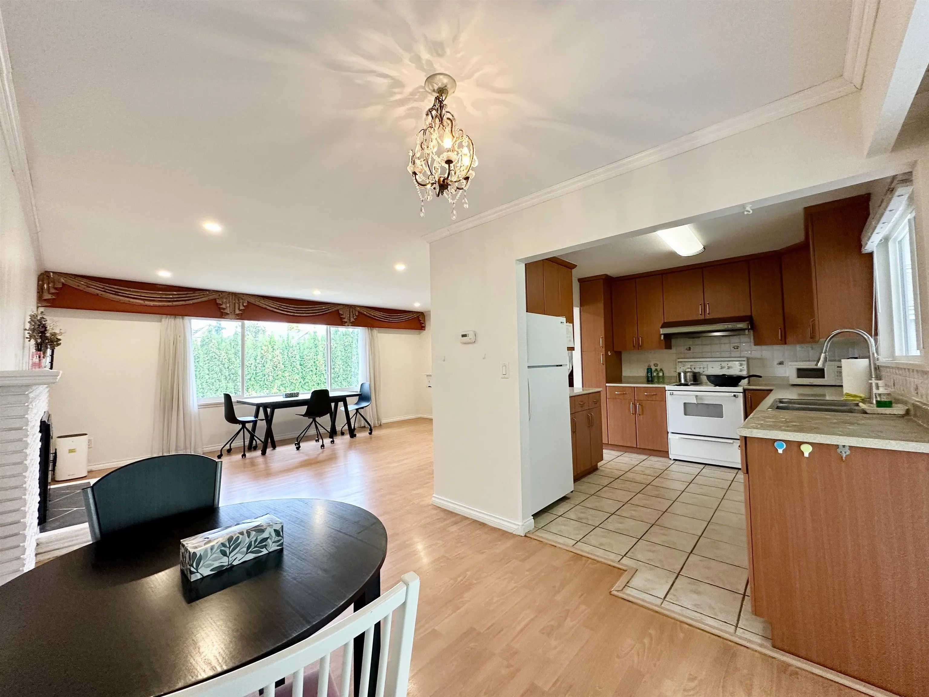 9511 Pinewell Crescent