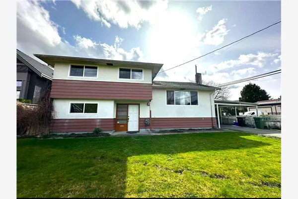 9511 Pinewell Crescent