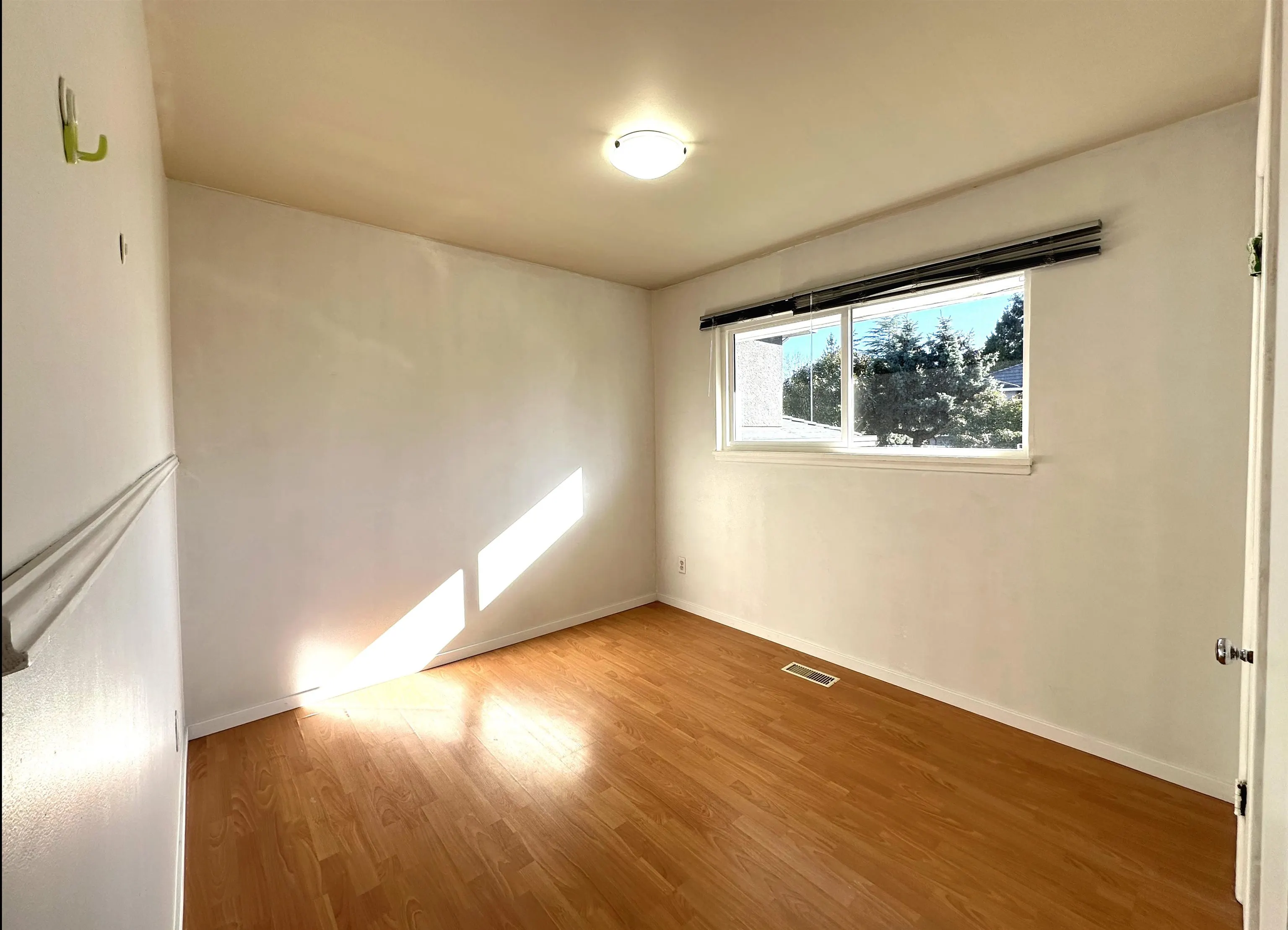 9511 Pinewell Crescent