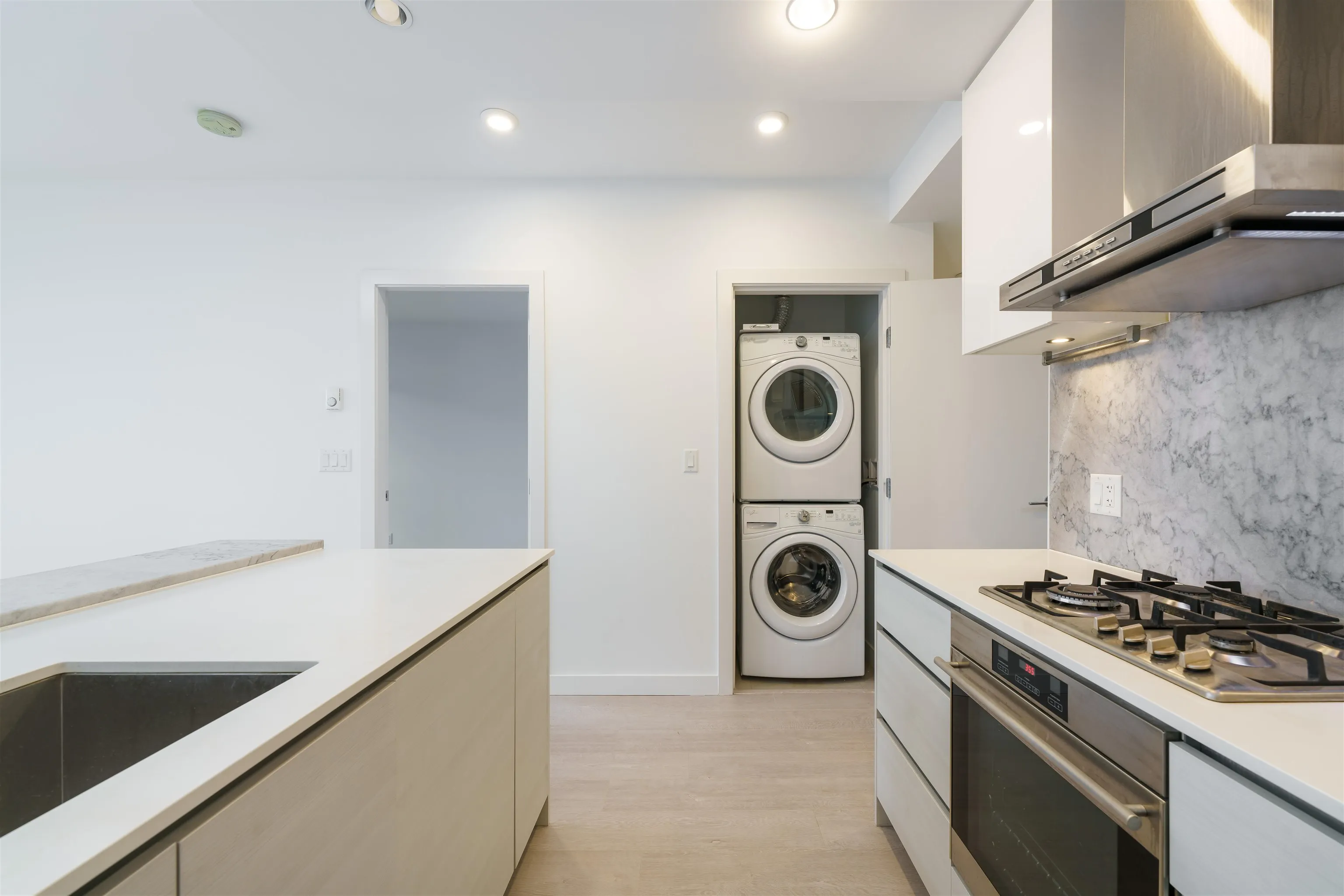 3501 6098 Station Street