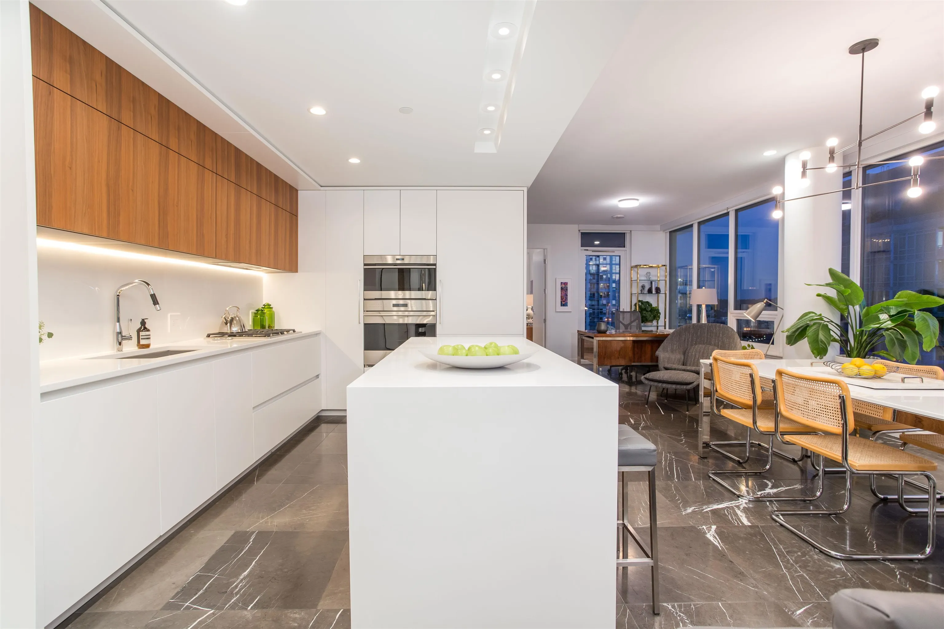 2004 885 Cambie Street