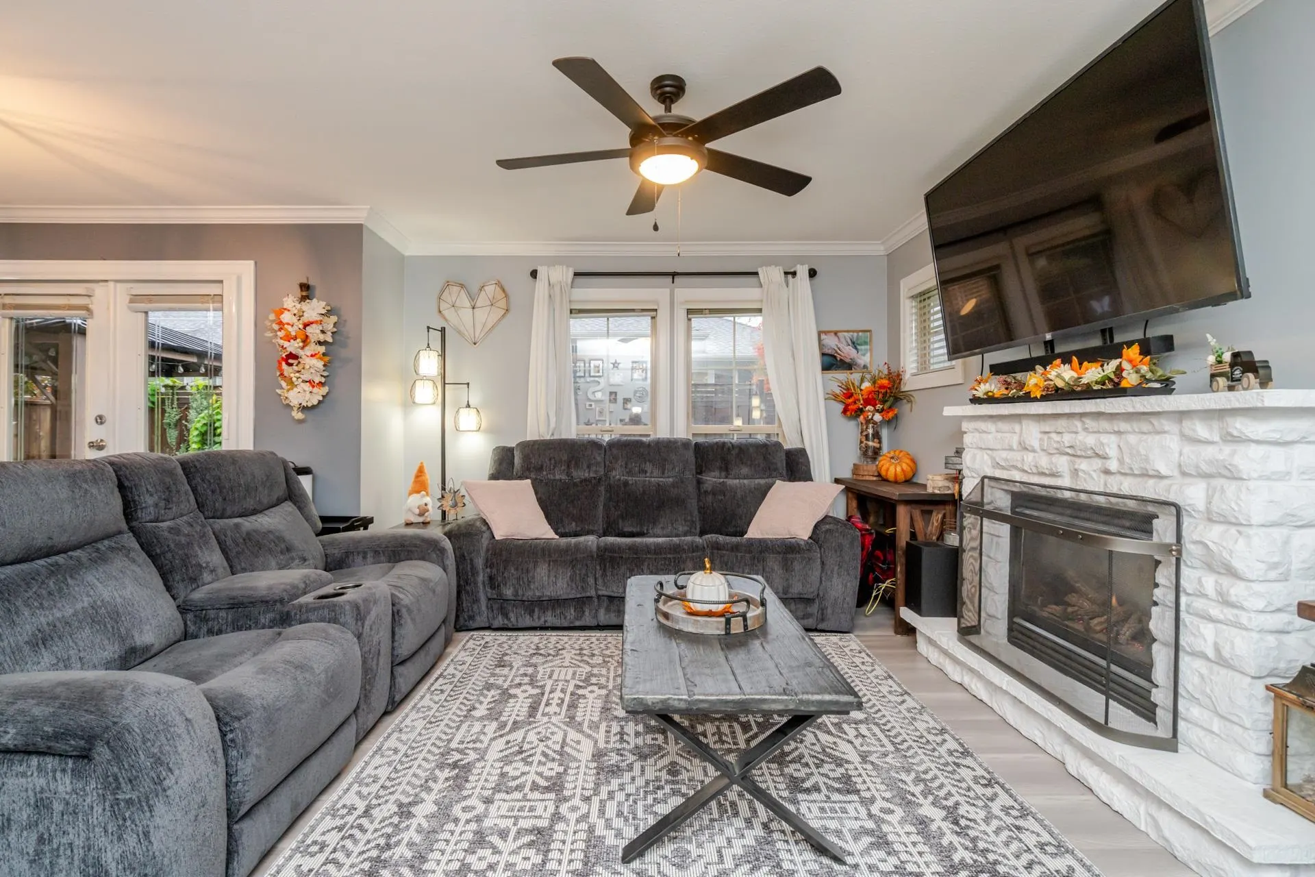 60 6449 Blackwood Lane