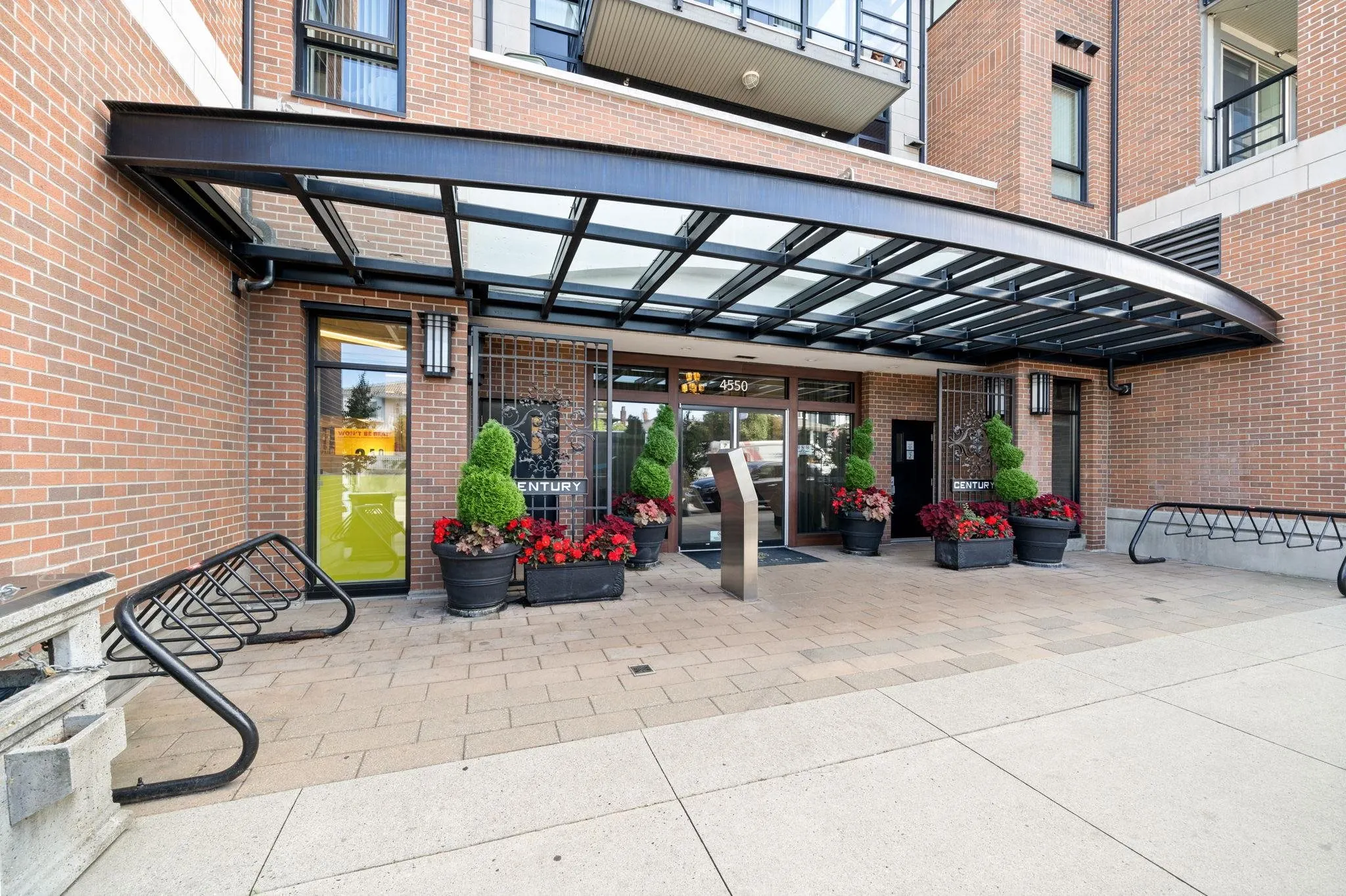 424 4550 Fraser Street