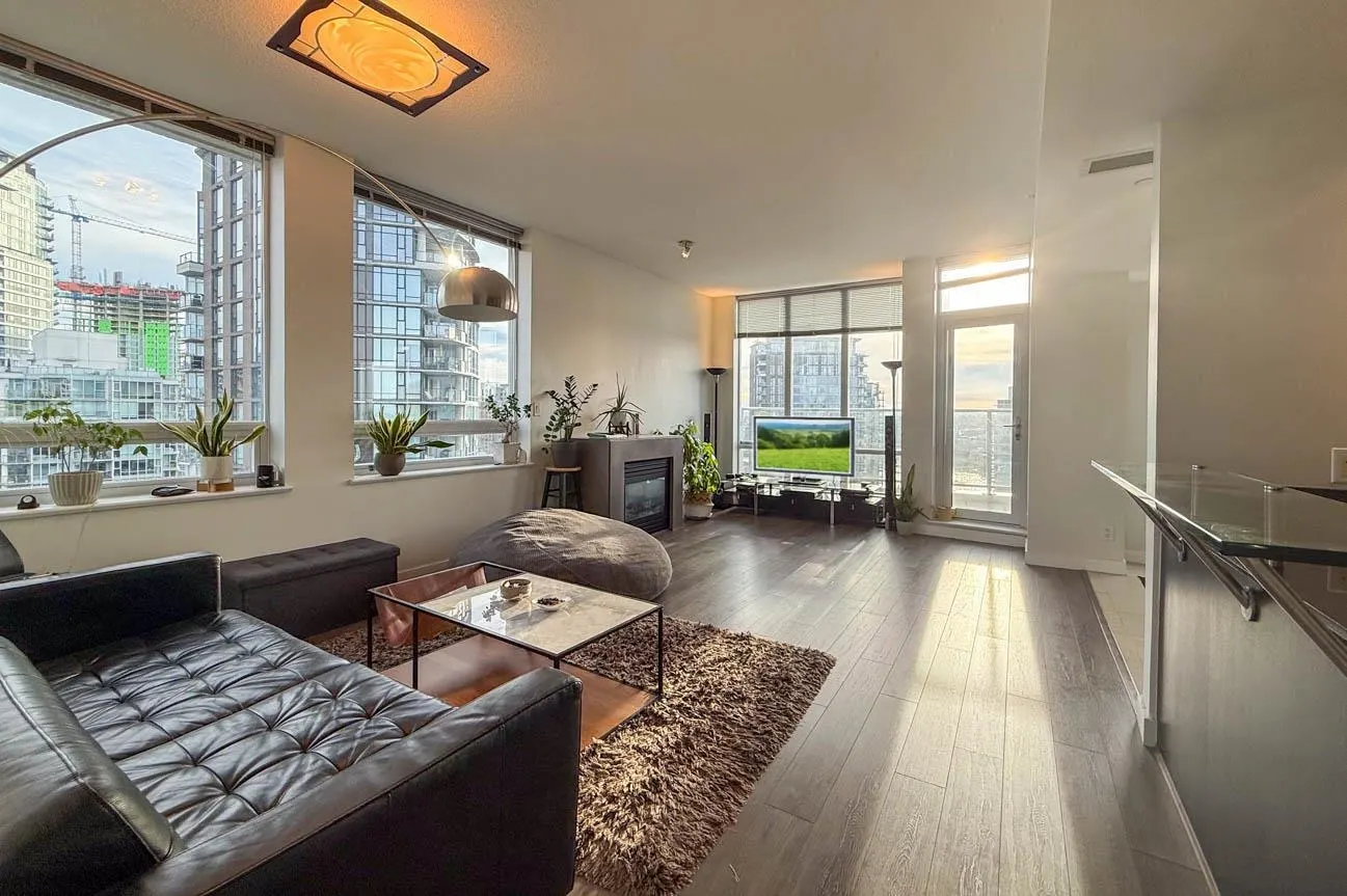 2703 638 Beach Crescent