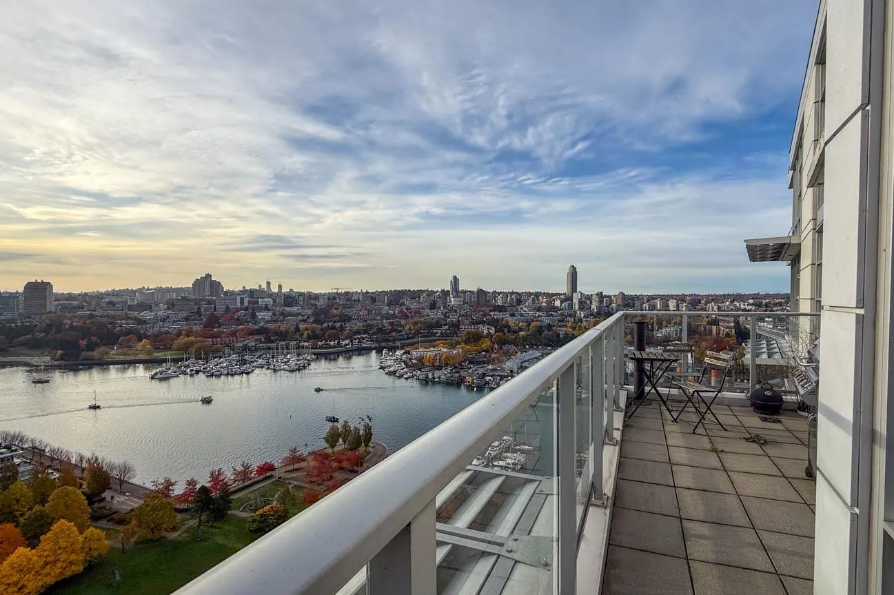 2703 638 Beach Crescent