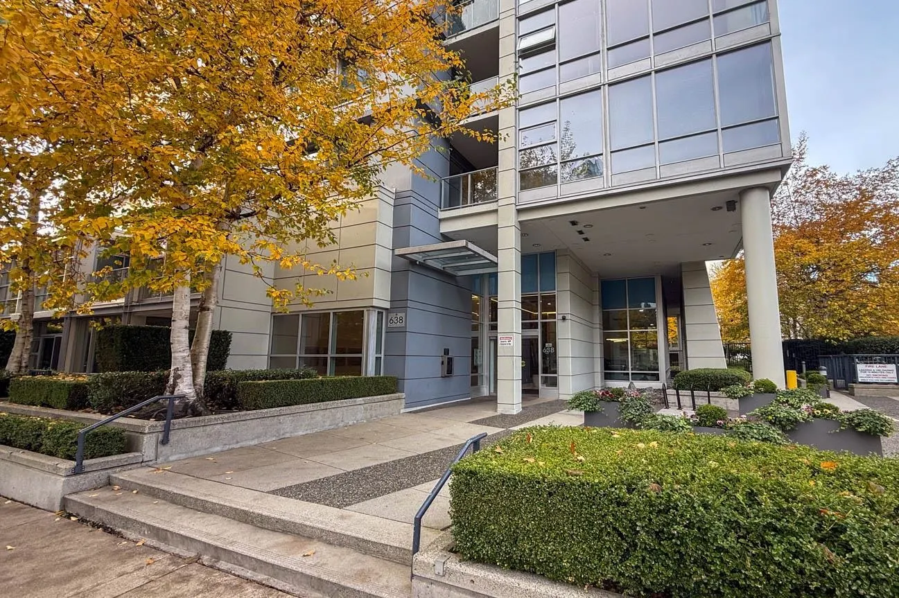 2703 638 Beach Crescent