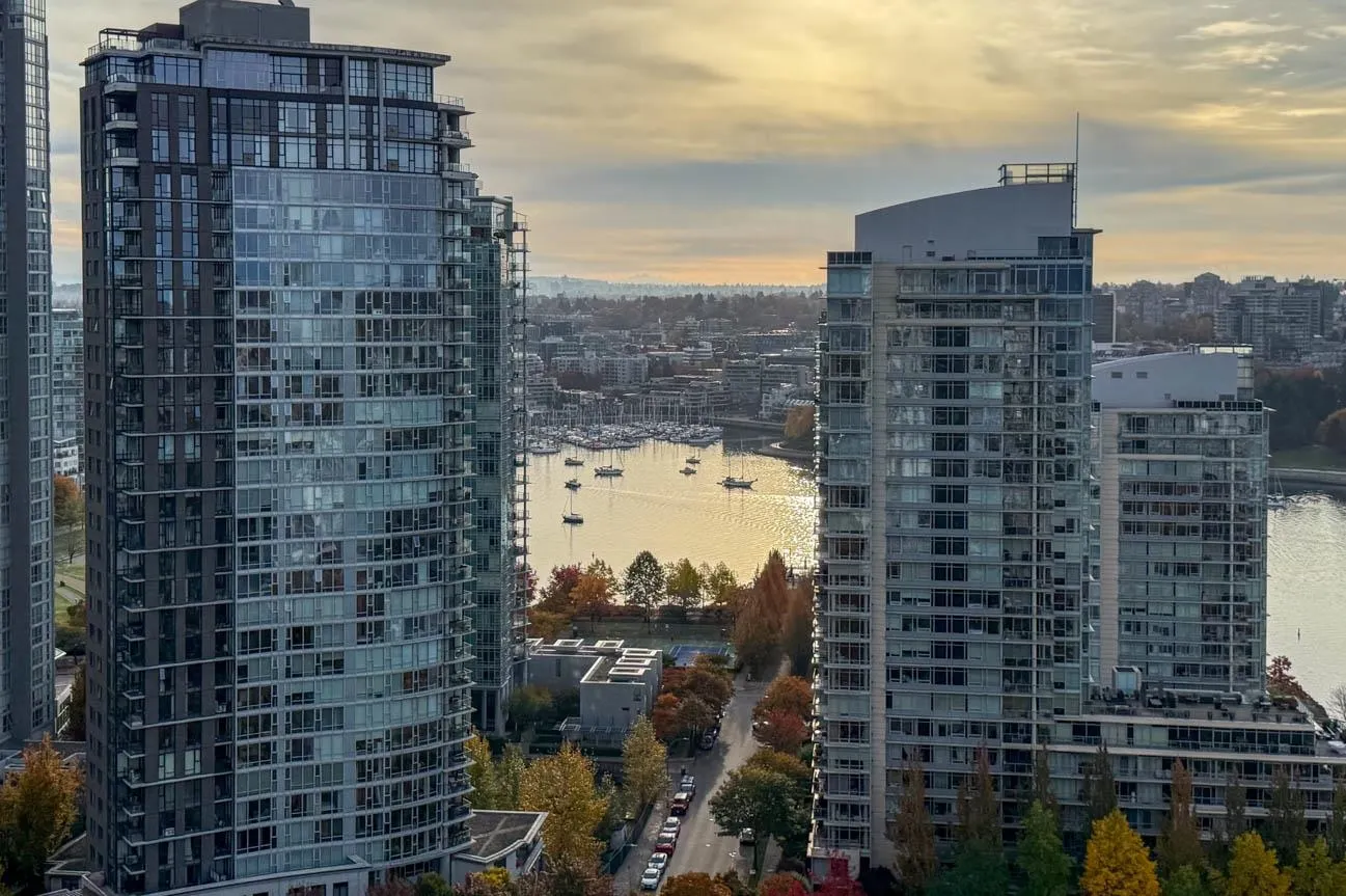 2703 638 Beach Crescent