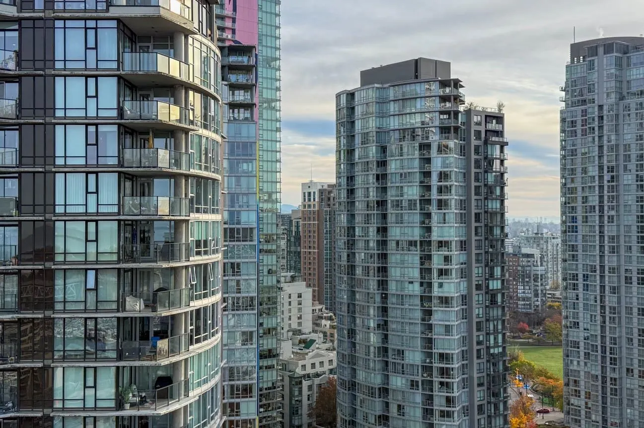 2703 638 Beach Crescent