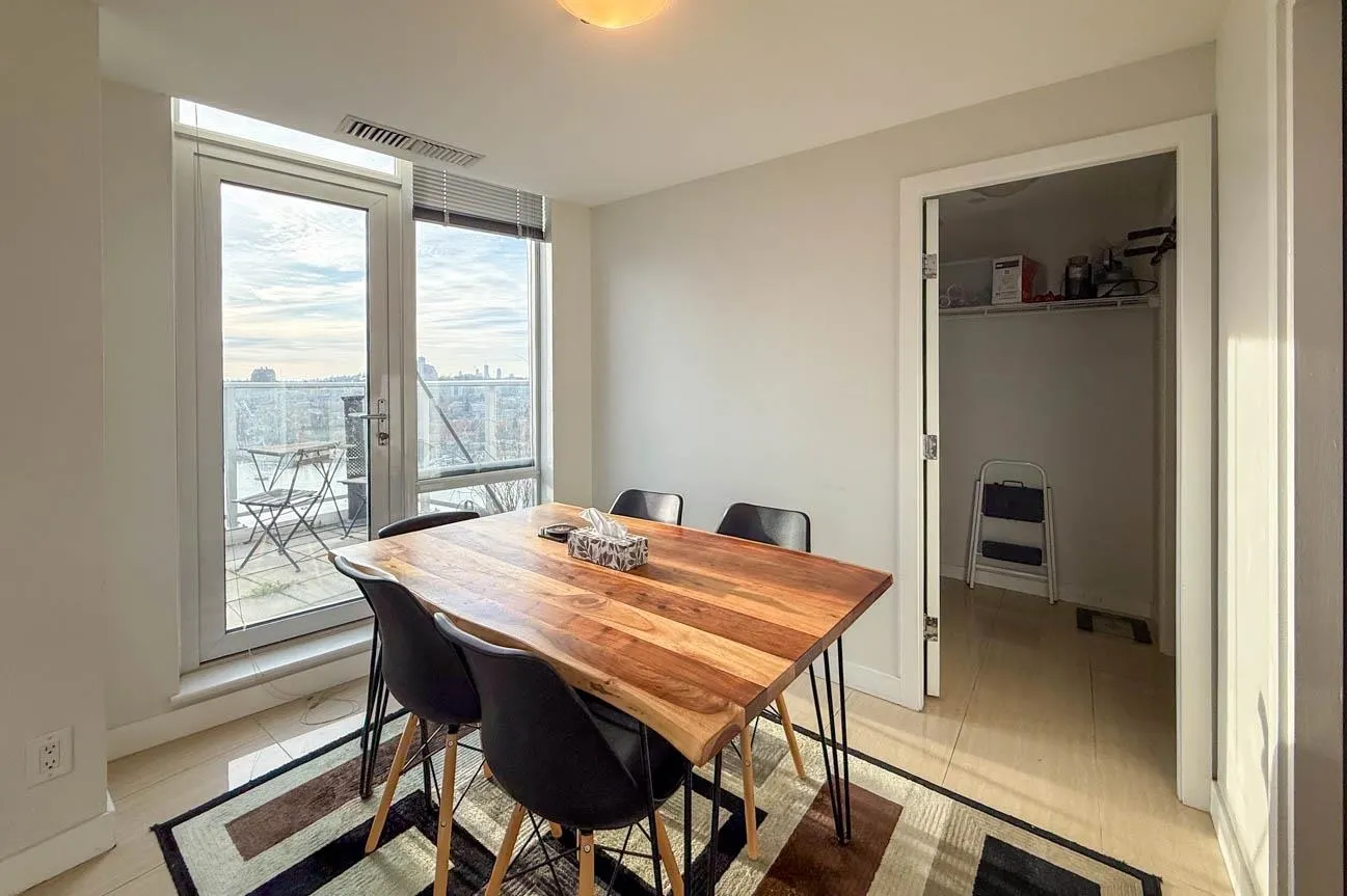 2703 638 Beach Crescent