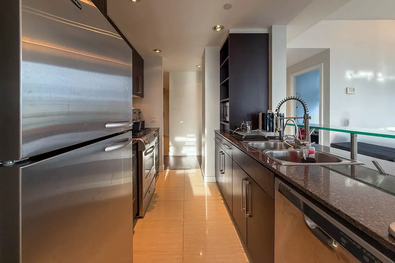 2703 638 Beach Crescent