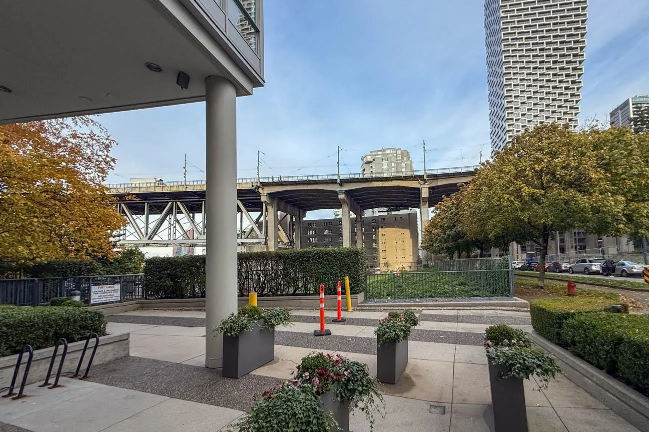 2703 638 Beach Crescent