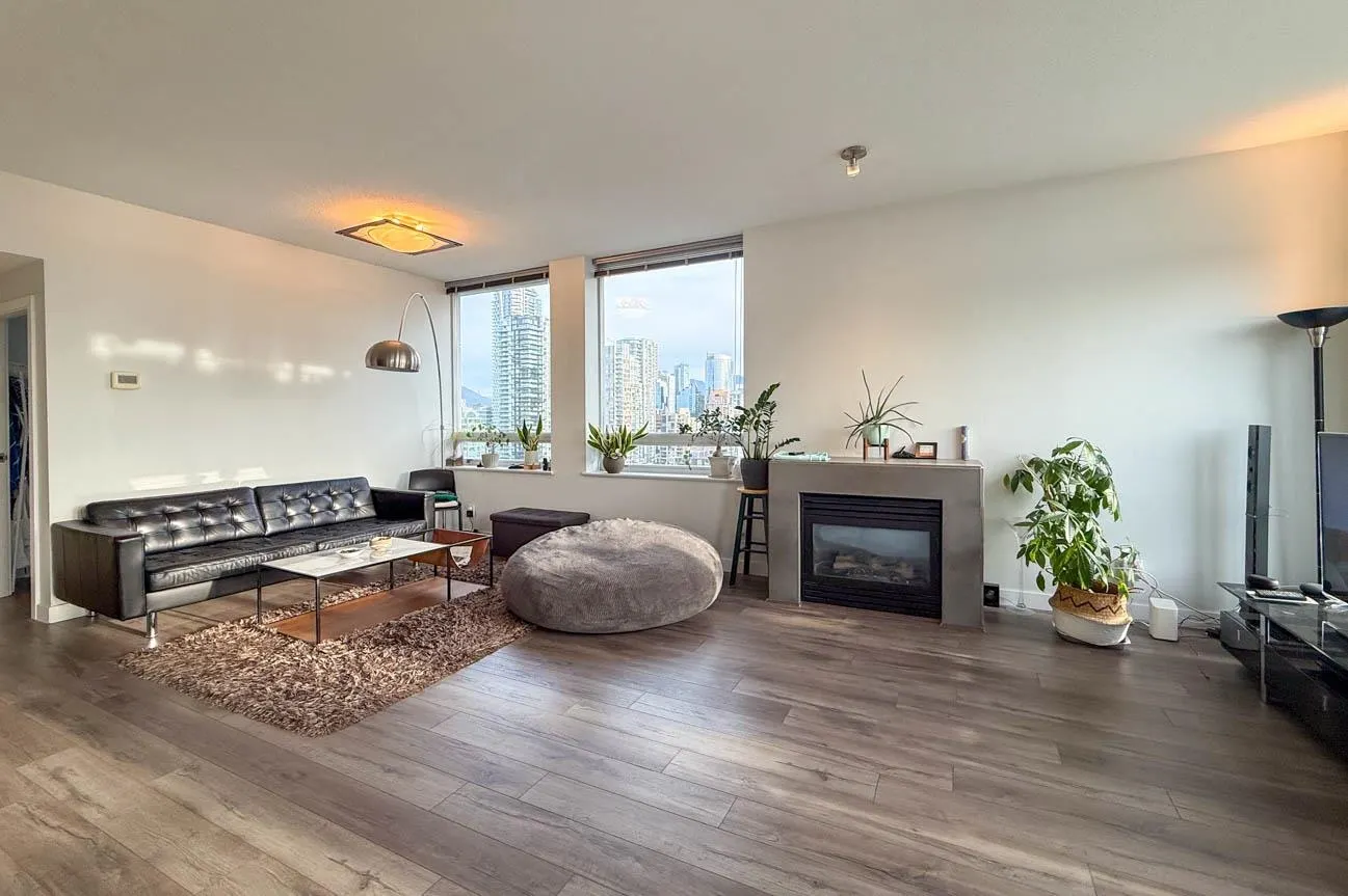 2703 638 Beach Crescent