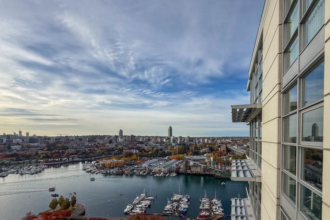 2703 638 Beach Crescent