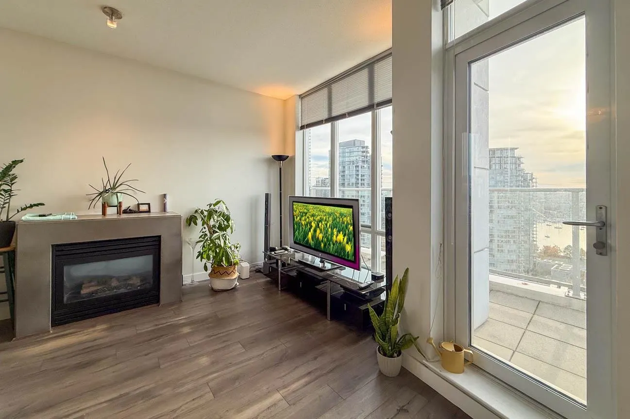 2703 638 Beach Crescent