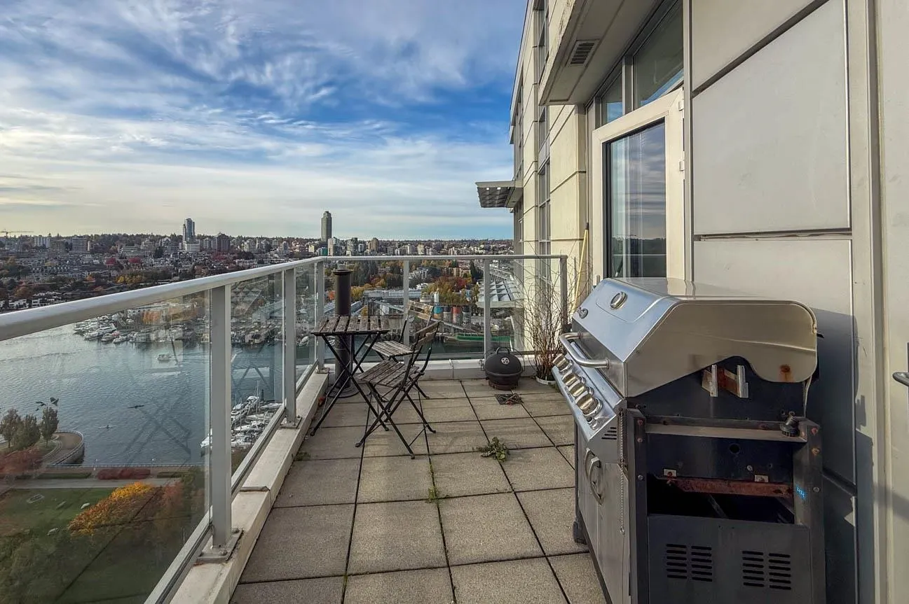 2703 638 Beach Crescent