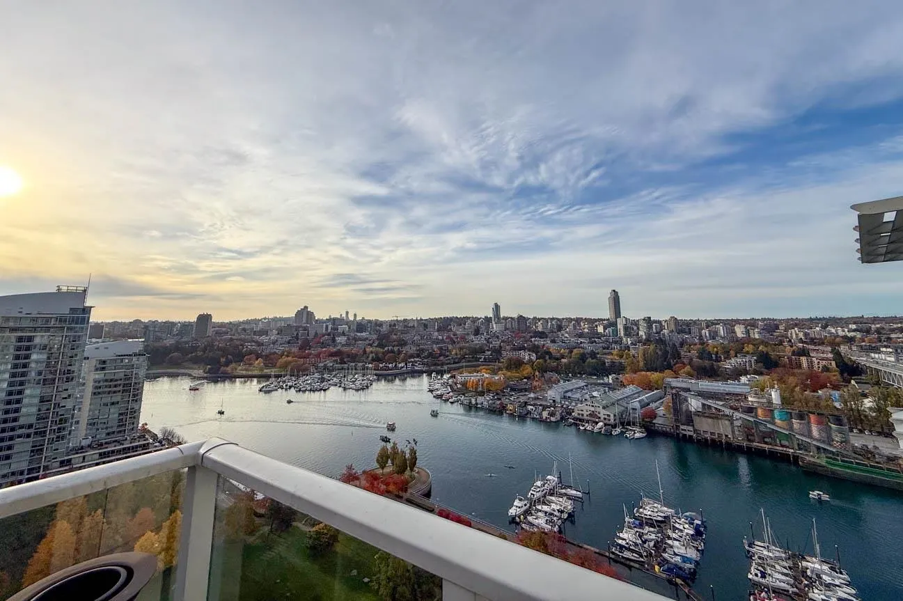 2703 638 Beach Crescent