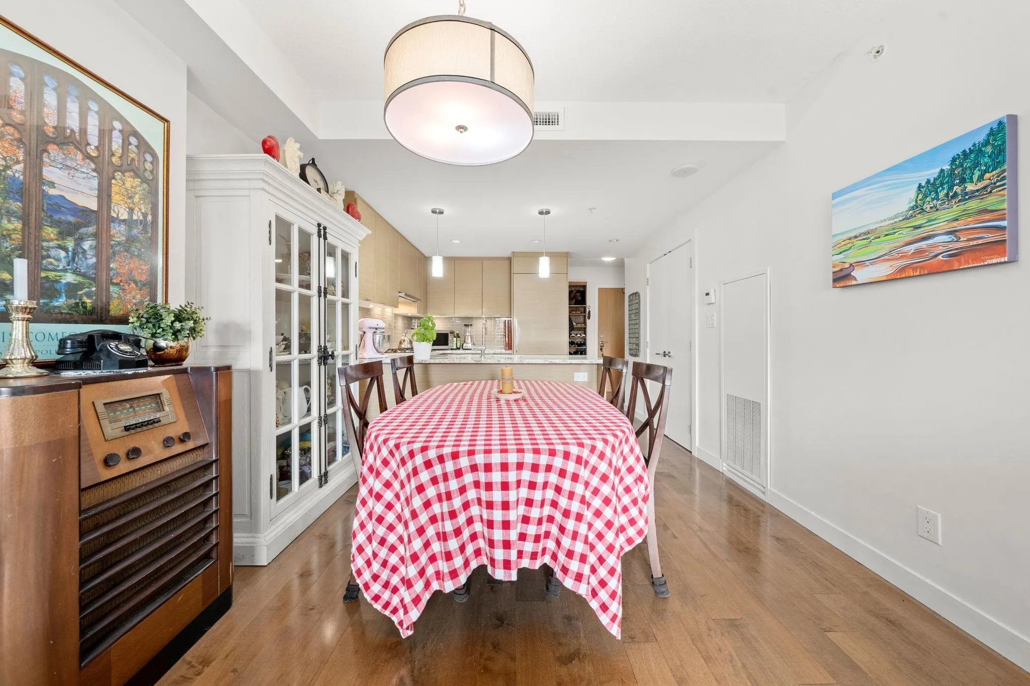 205 4083 Cambie Street