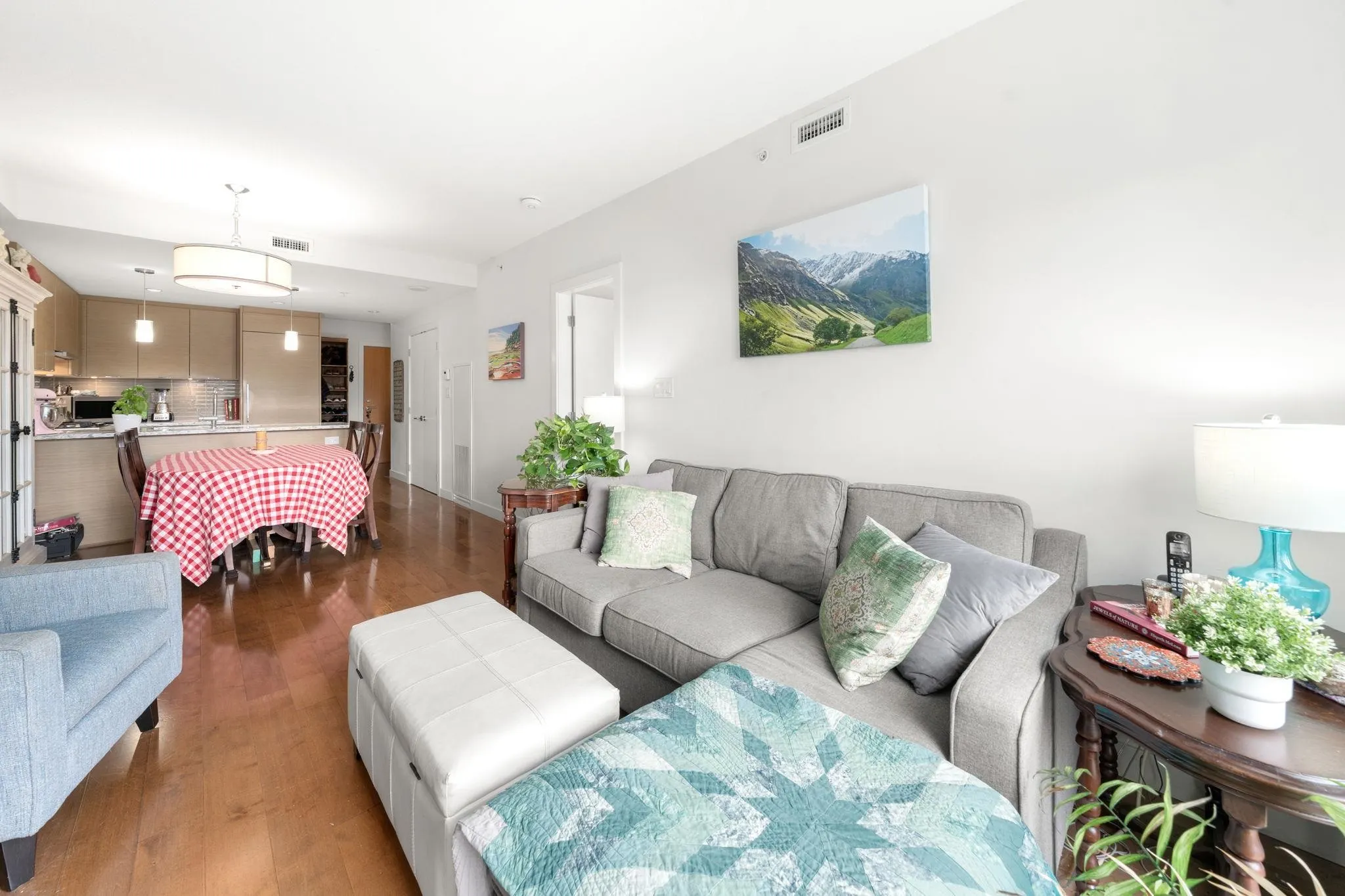 205 4083 Cambie Street