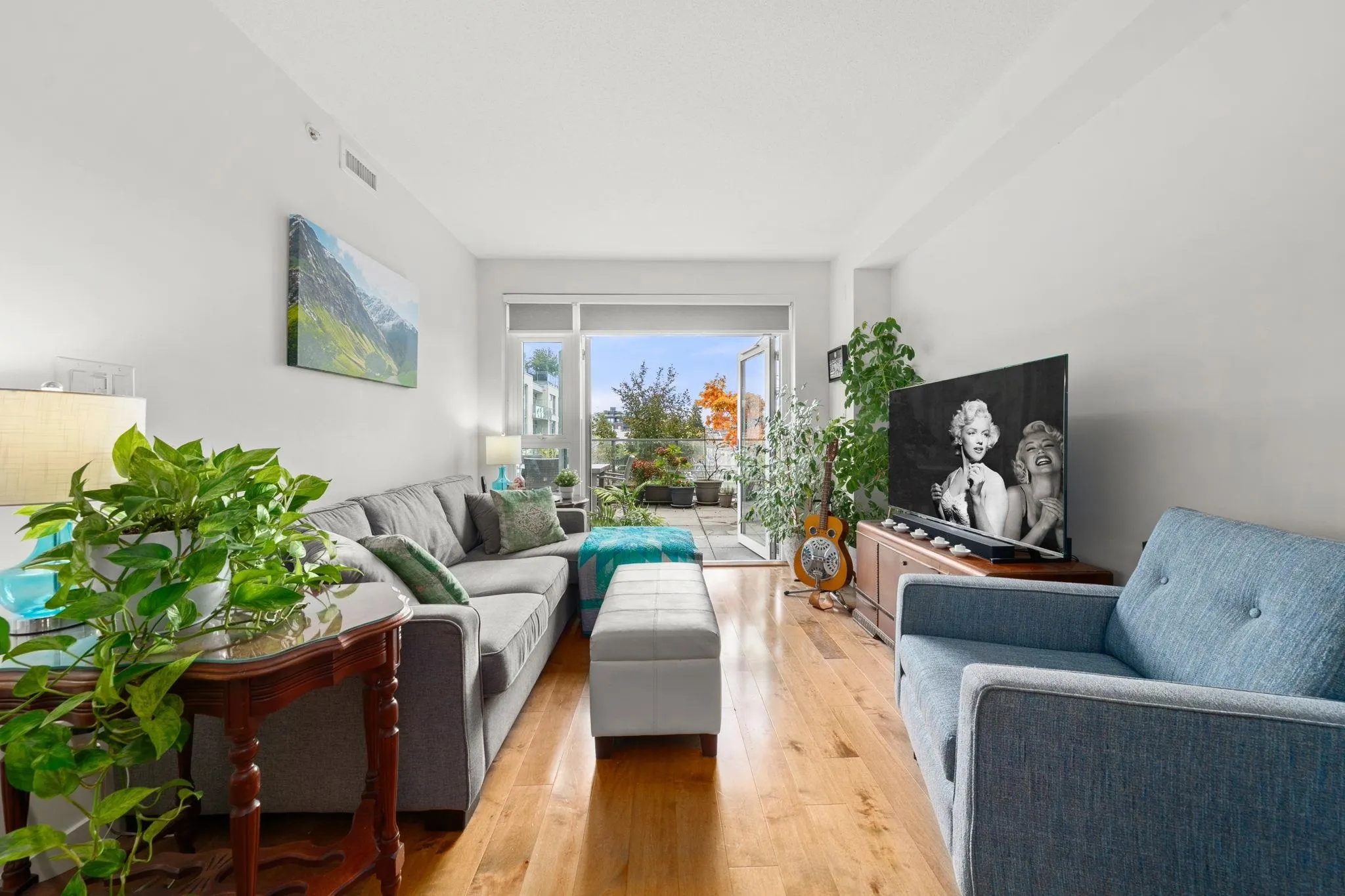 205 4083 Cambie Street