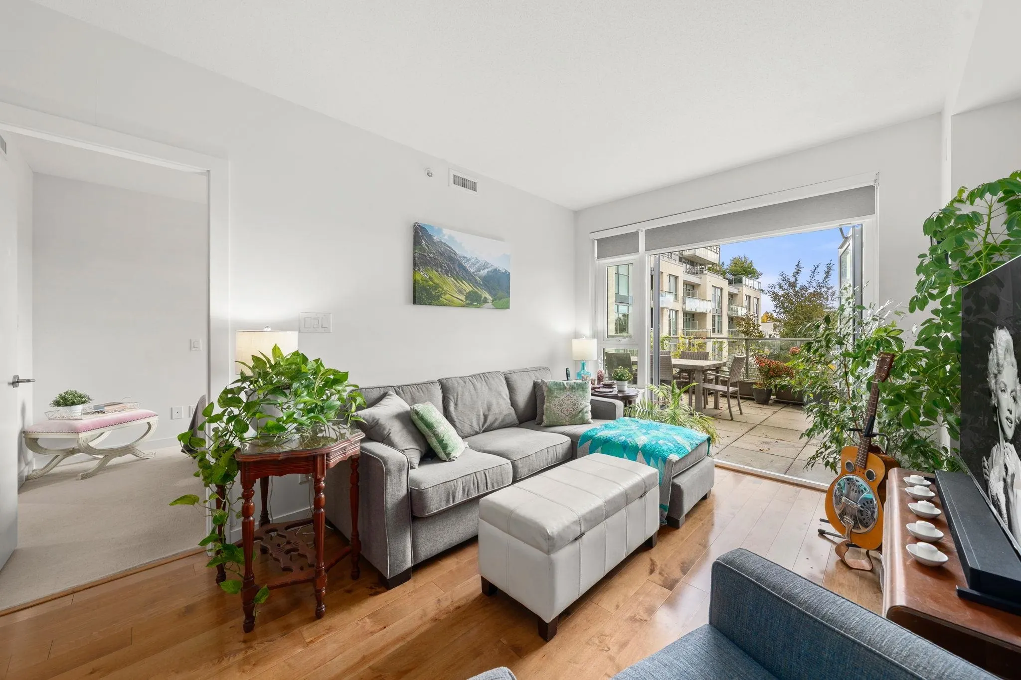 205 4083 Cambie Street