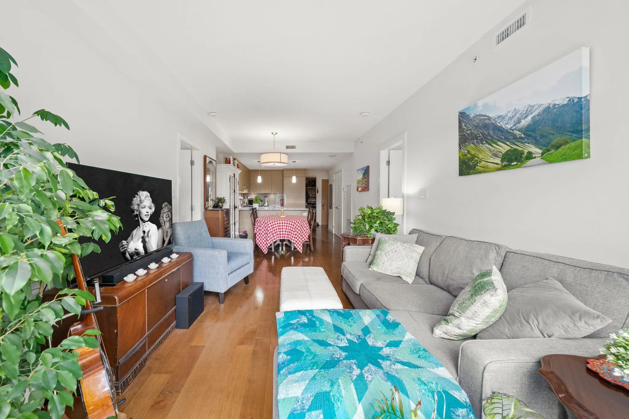 205 4083 Cambie Street