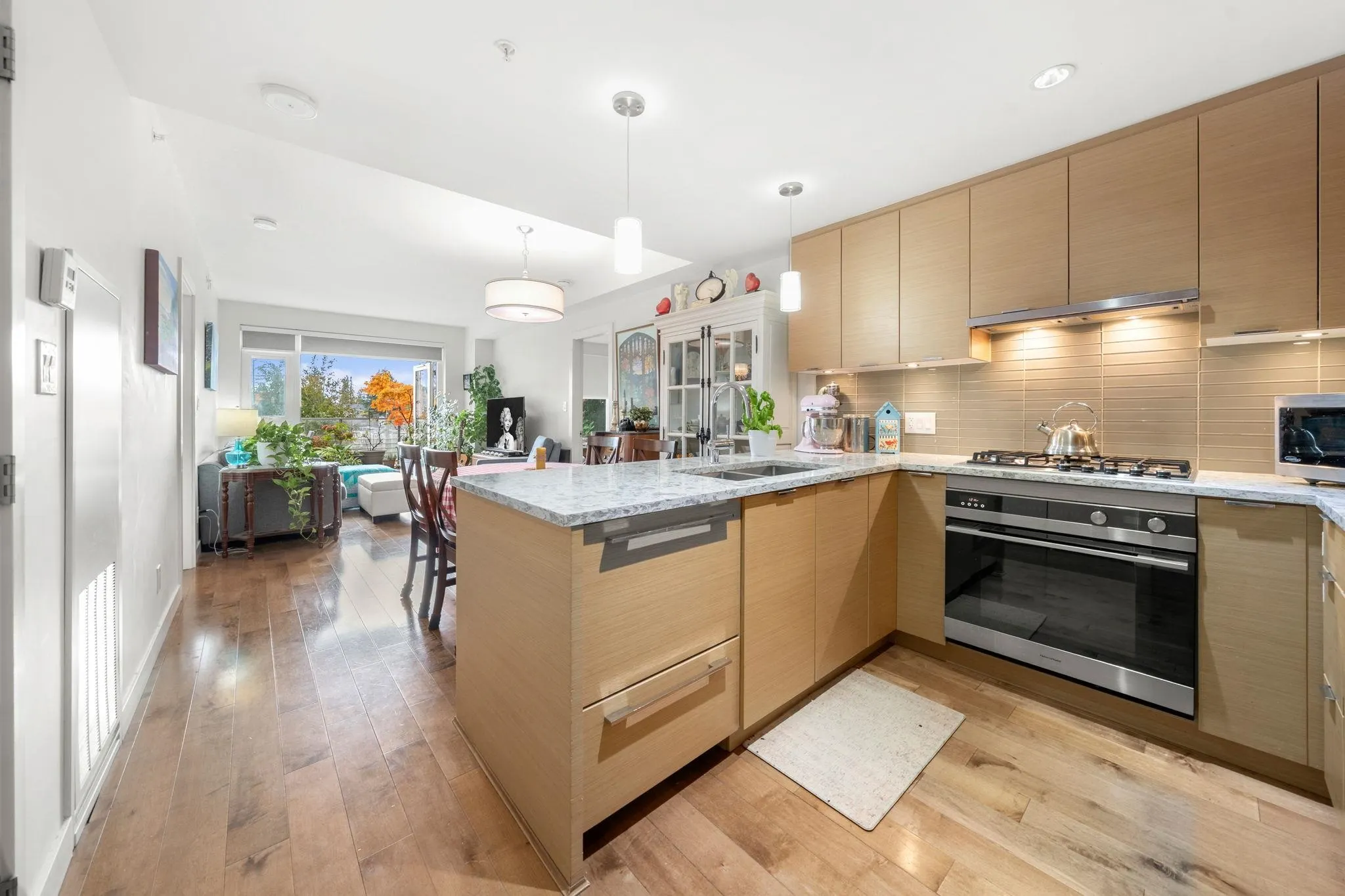 205 4083 Cambie Street