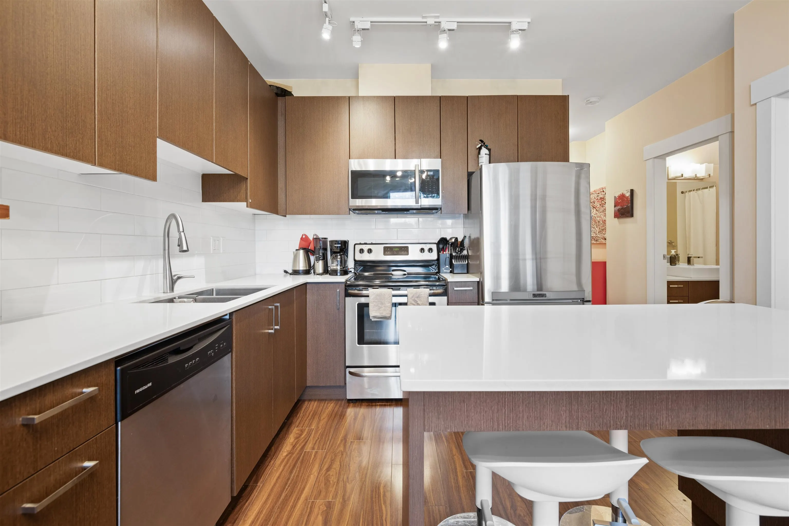 307 2351 Kelly Avenue