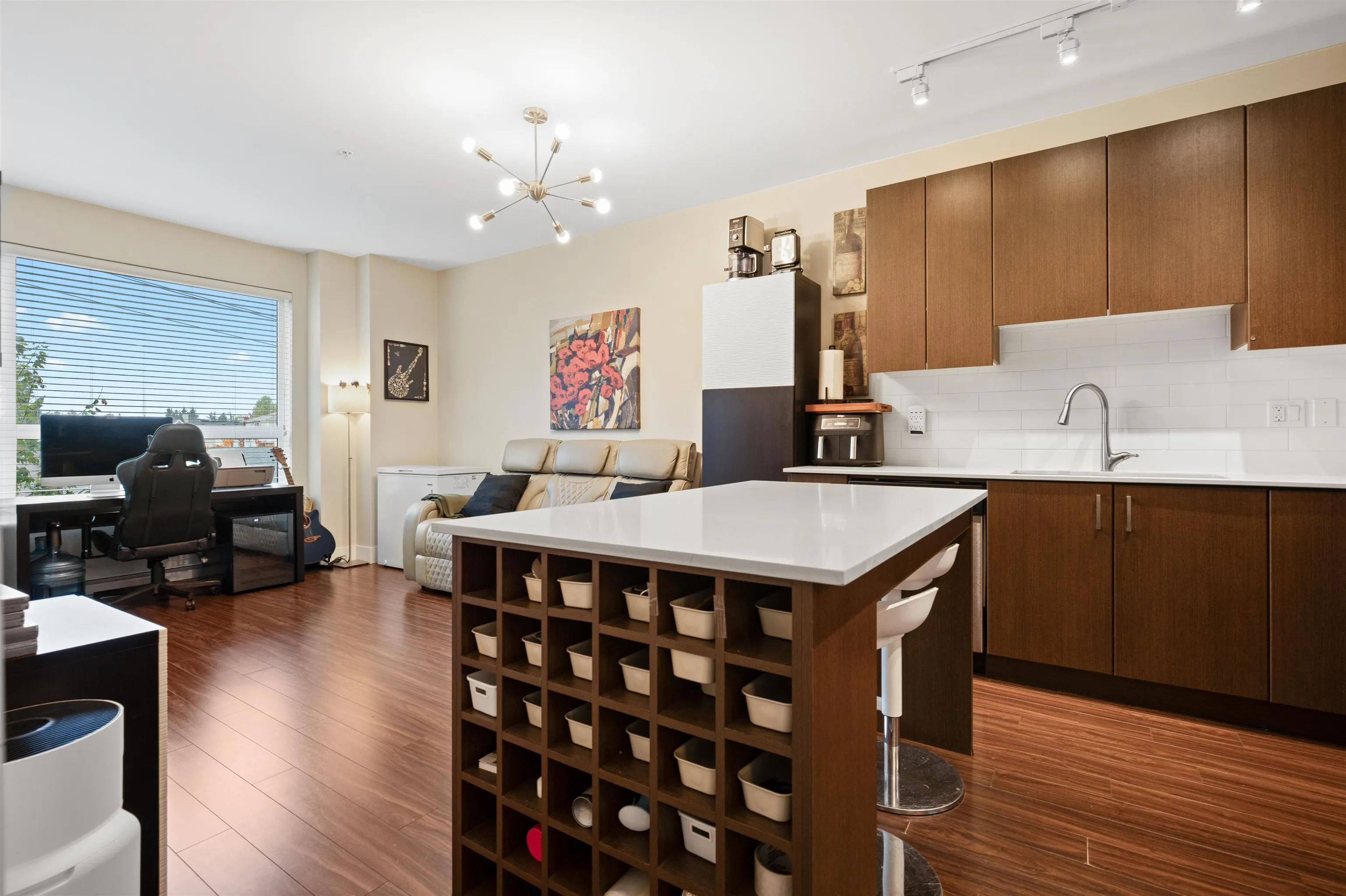 307 2351 Kelly Avenue