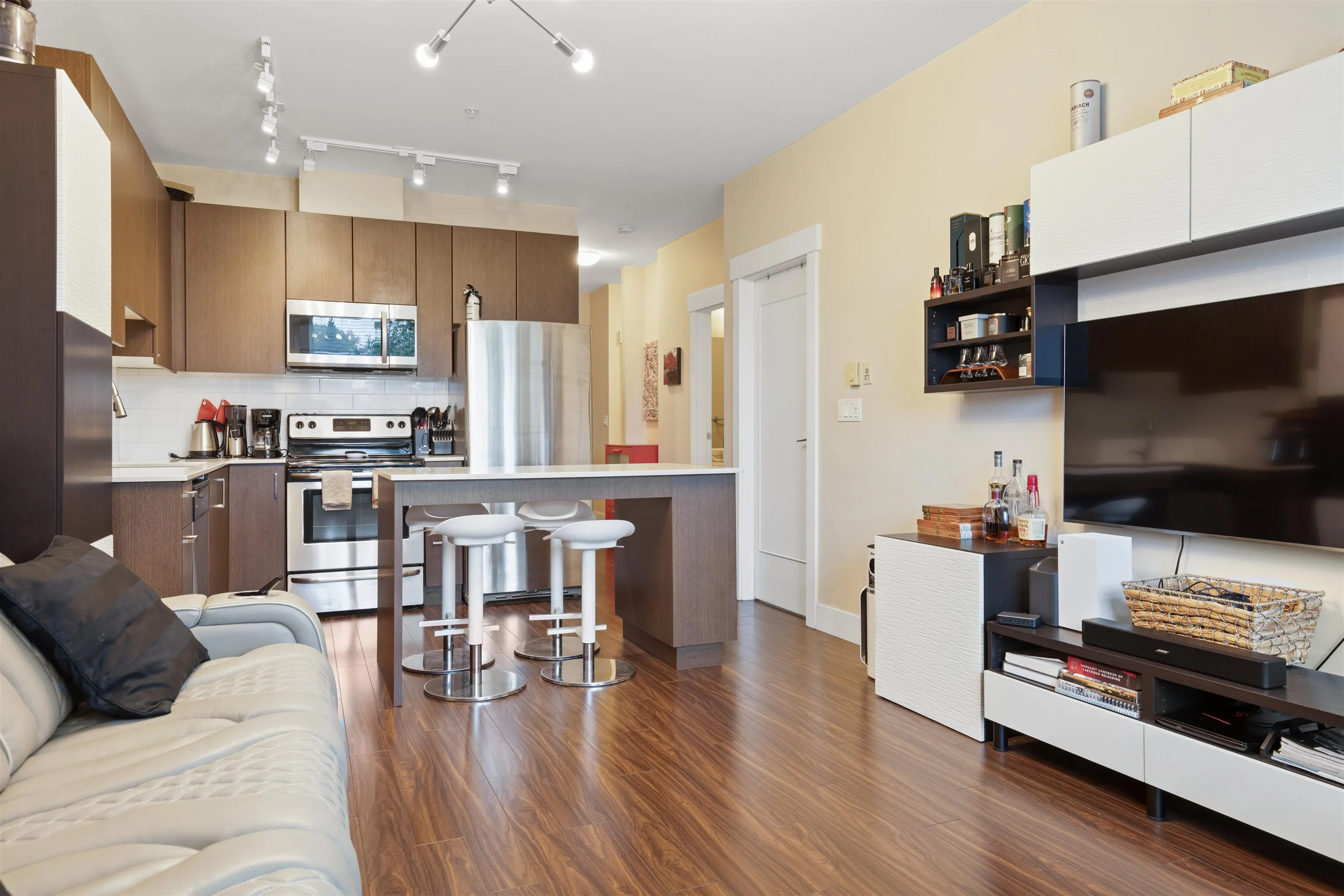 307 2351 Kelly Avenue