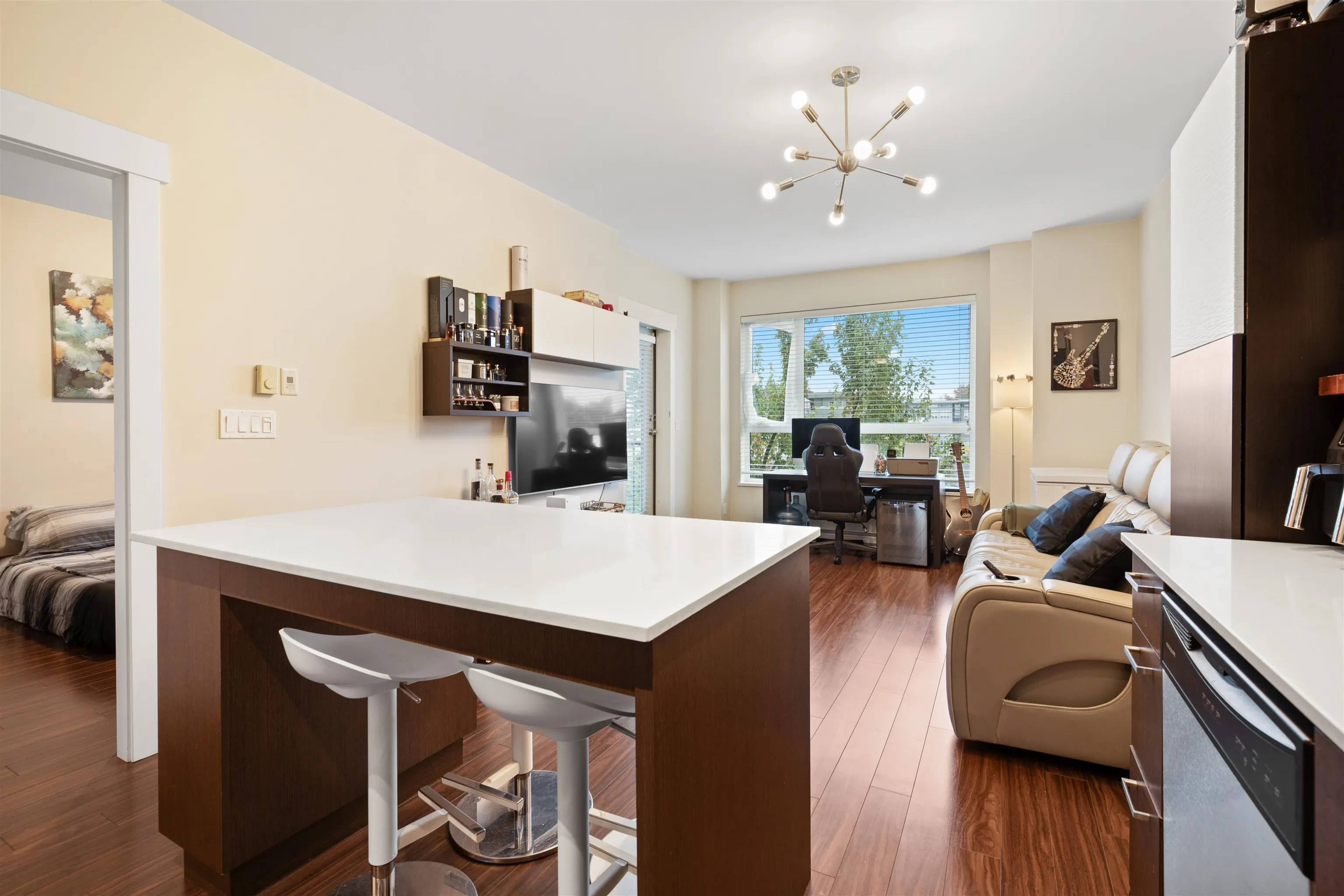 307 2351 Kelly Avenue