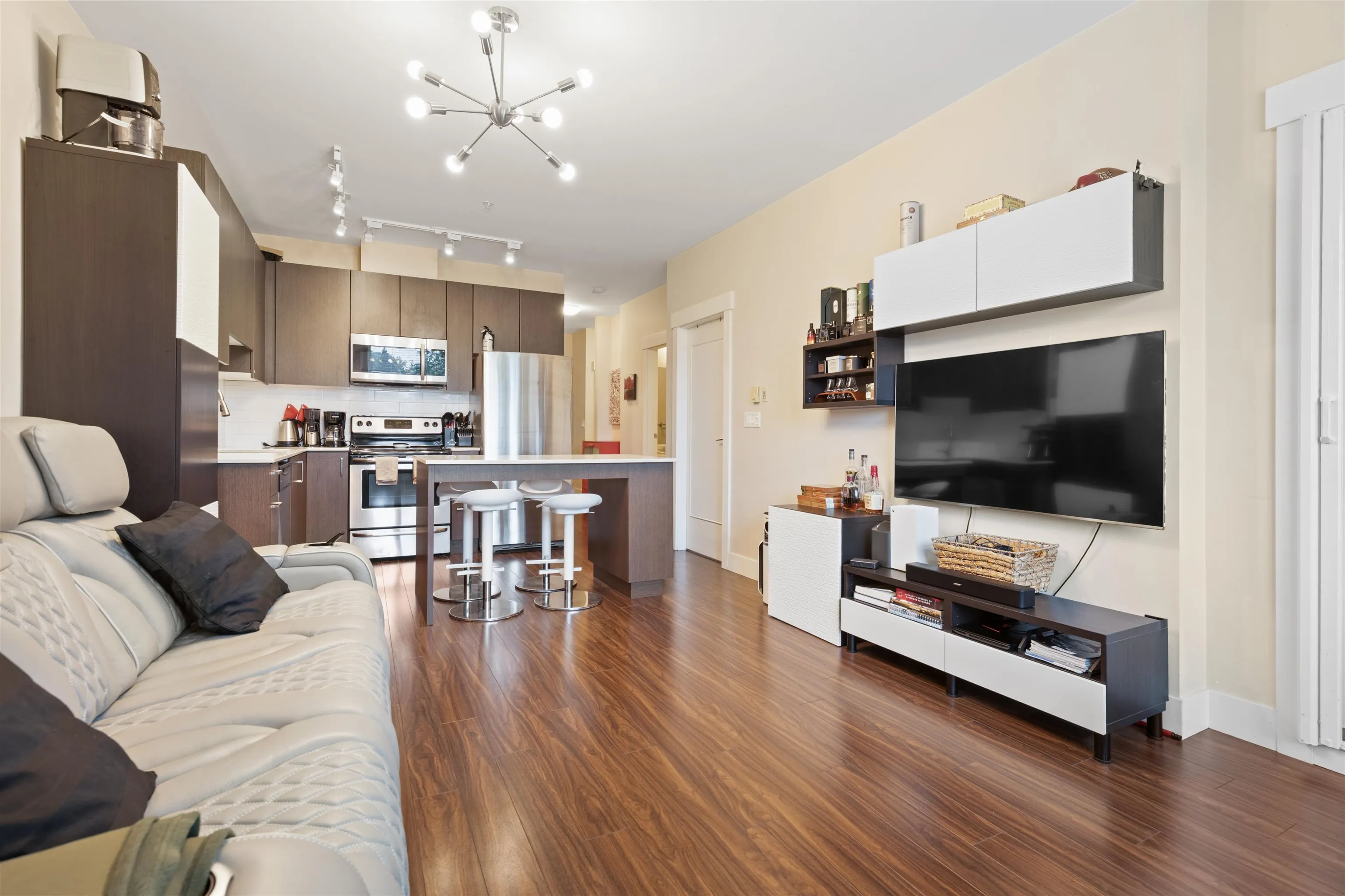 307 2351 Kelly Avenue