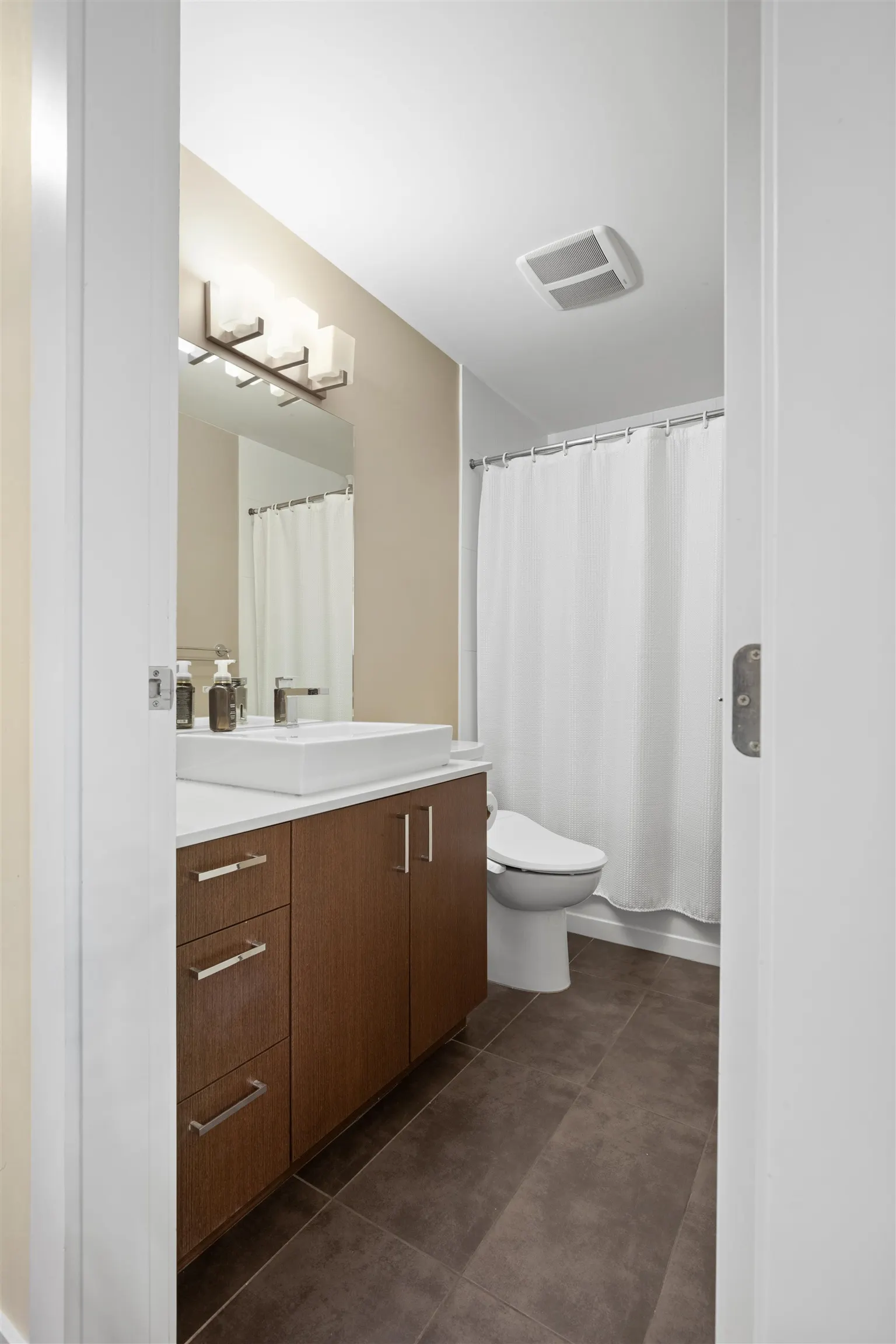 307 2351 Kelly Avenue