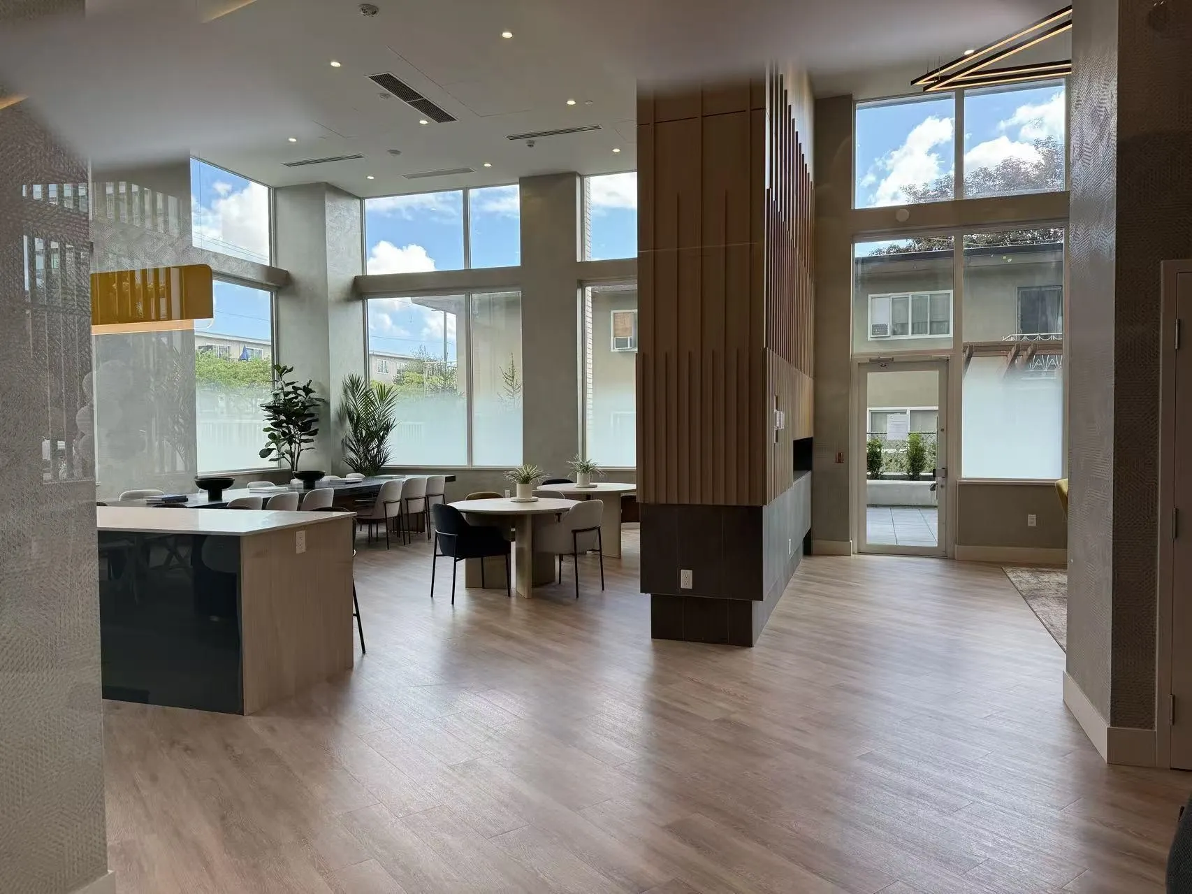 805 6537 Telford Avenue