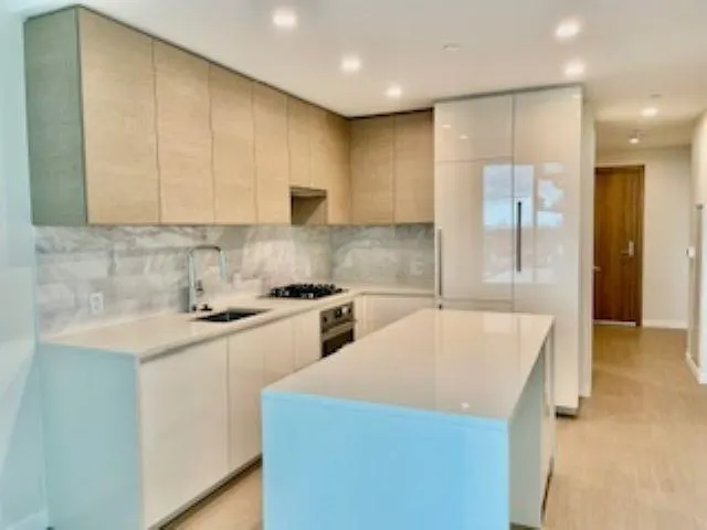 2404 4168 Lougheed Highway