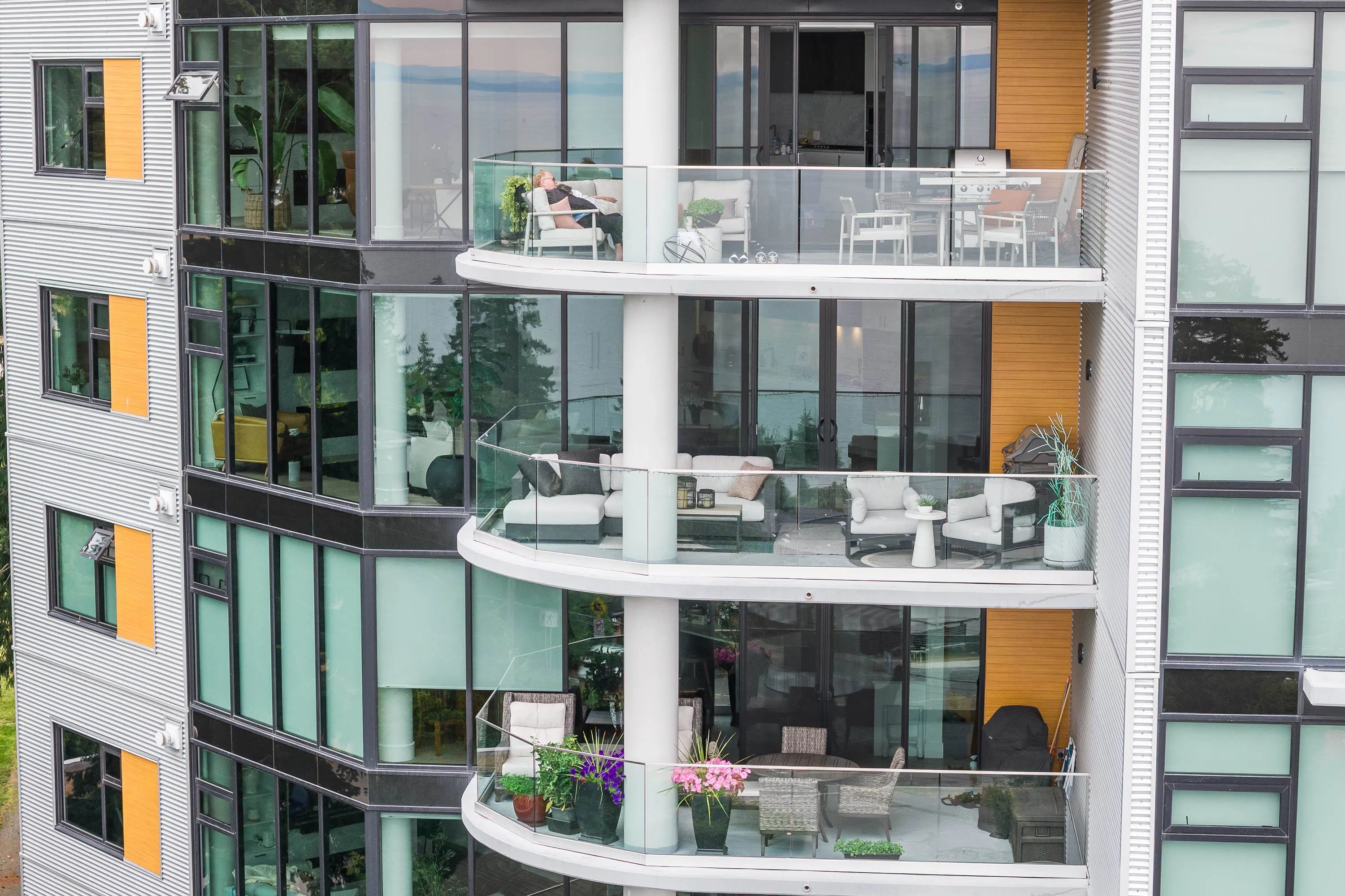 602 14825 Thrift Avenue